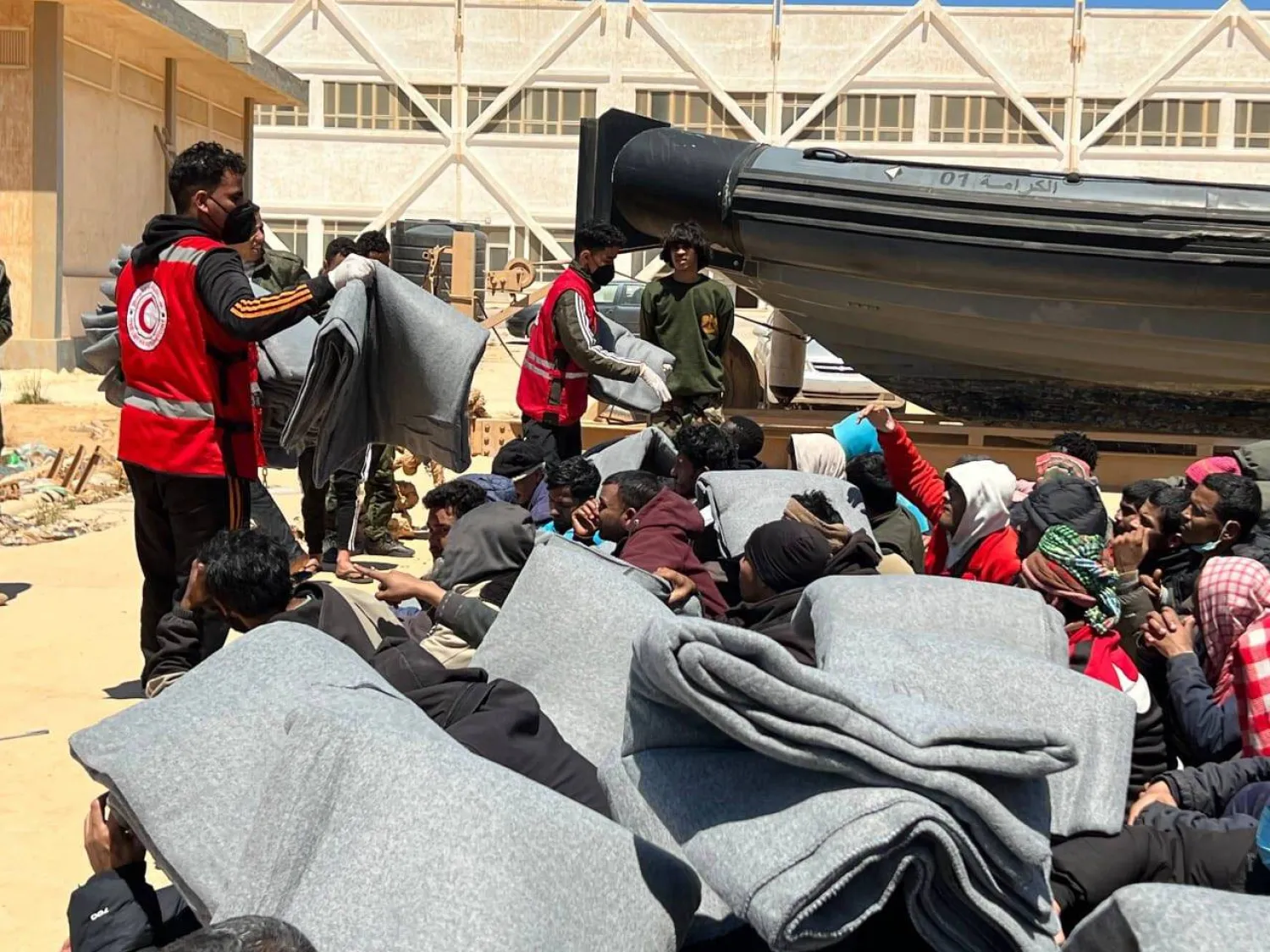 مهاجرون غير نظاميين تم إنقاذهم قبالة شواطئ مدينة طبرق الليبية الأربعاء (الهلال الأحمر الليبي)