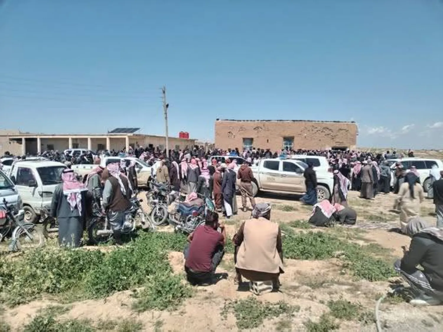 وقفة أهالي المعتقلين المرحّلين إلى العراق عند زيارة الوفد الأممي الشدادي في الحسكة (مرصد الحسكة)