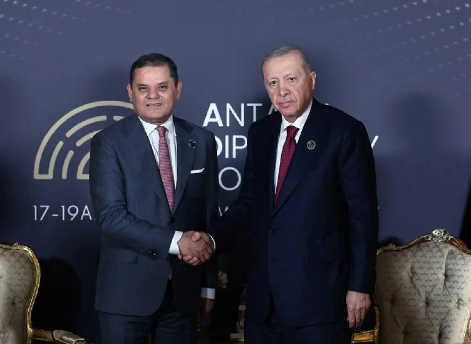 الرئيس التركي رجب طيب إردوغان التقى رئيس حكومة «الوحدة» الوطنية الليبية عبد الحميد الدبيبة على هامش «منتدى أنطاليا الدبلوماسي» في 17 أبريل الحالي (الرئاسة التركية)