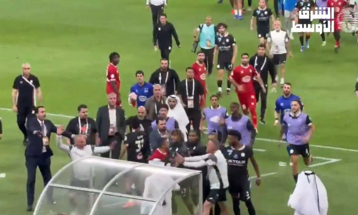 جانب من الأحداث التي شهدتها مباراة زاخو العراقي والشباب السعودي (الشرق الأوسط)