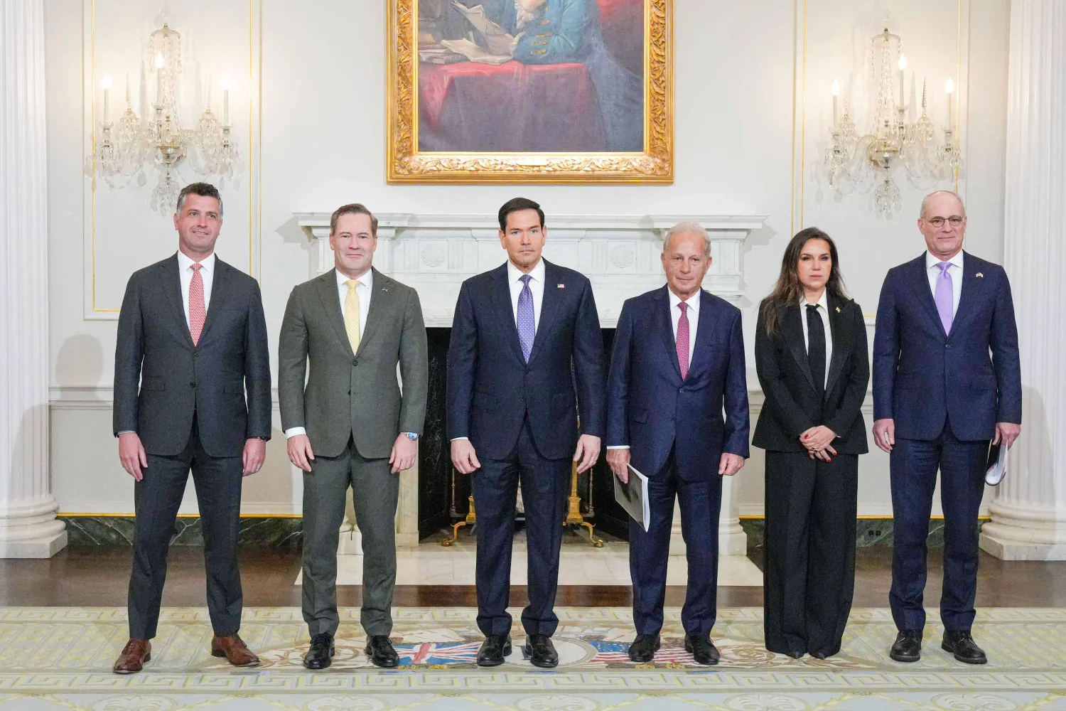 وزير الخارجية الأميركي ماركو روبيو ومستشار الوزارة مايكل نيدهام والمندوب الأميركي لدى الأمم المتحدة مايك والتز والسفير الأميركي في لبنان ميشال عيسى خلال محادثات السلام بين السفيرة اللبنانية في واشنطن ندى حمادة معوض ونظيرها الإسرائيلي يحيئيل ليتر في واشنطن (د.ب.أ)