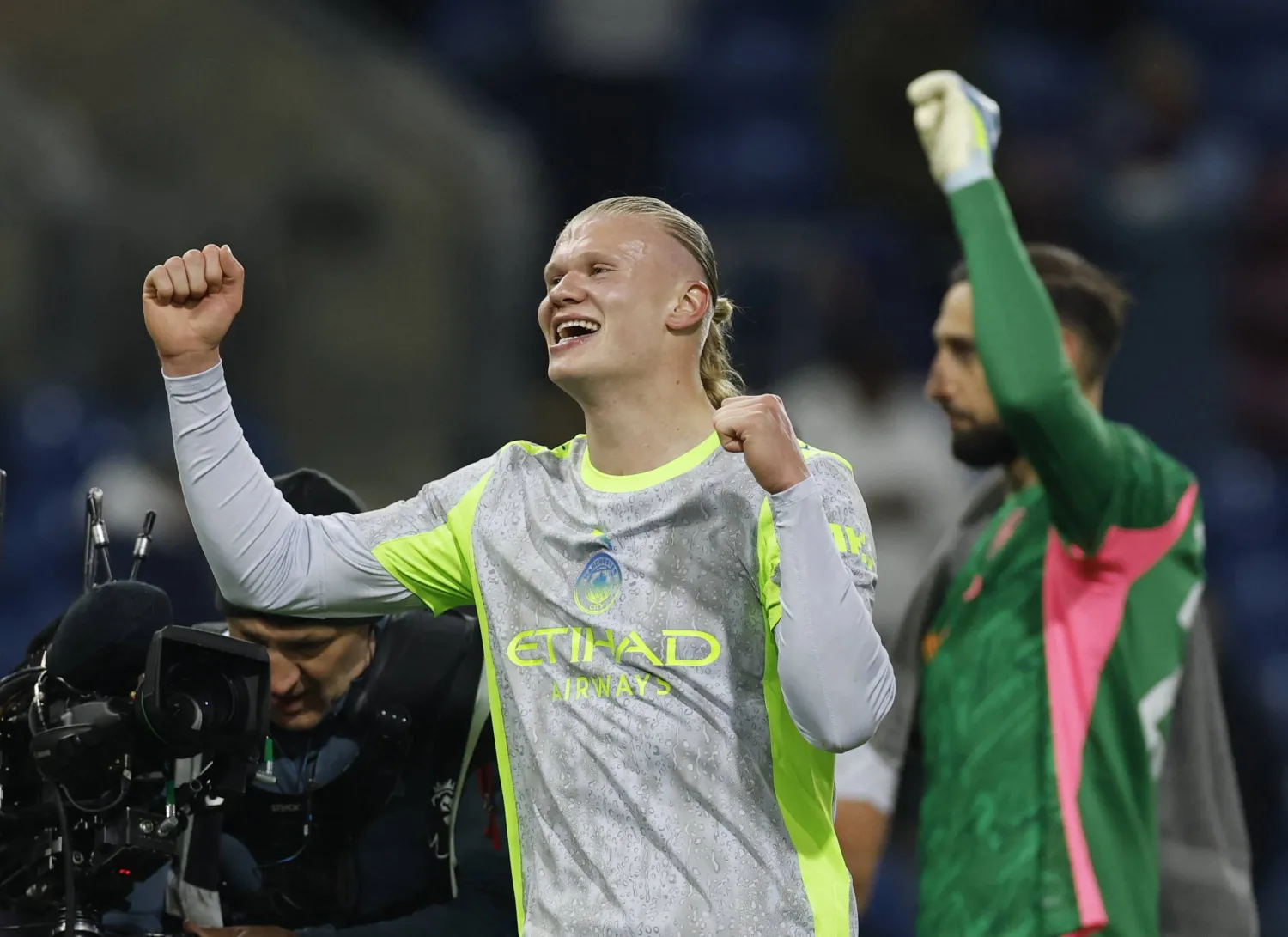 يحتفل مهاجم مانشستر سيتي النرويجي إرلينغ هالاند عقب نهاية المباراة أمام بيرنلي على ملعب «تيرف مور» (رويترز)