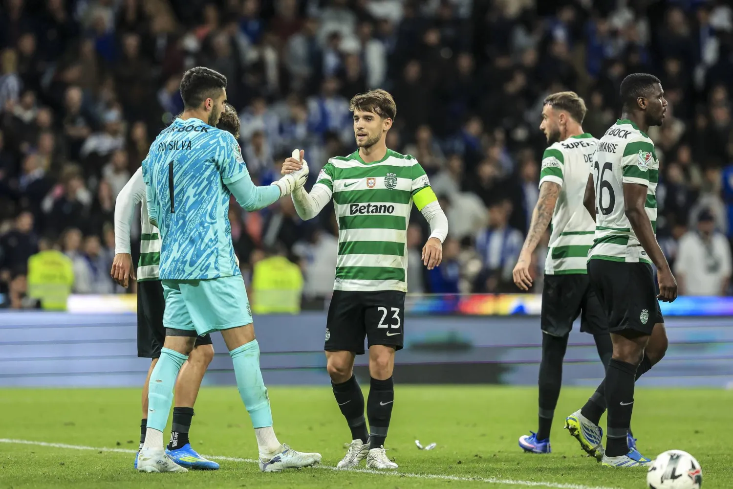 يظهر لاعبا سبورتنغ لشبونة روي سيلفا ودانيال براغانسا عقب نهاية مباراة إياب نصف نهائي كأس البرتغال أمام بورتو (إ.ب.أ)