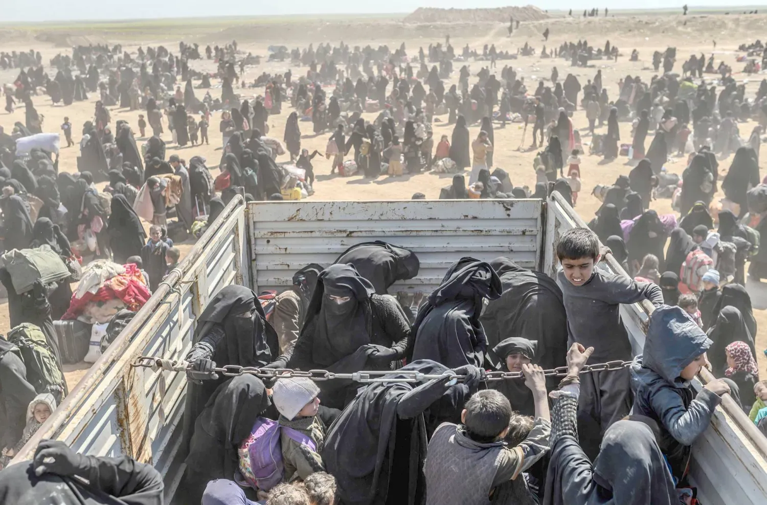 2019 yılında DEAŞ üyelerinin ailelerinin Baguz'dan SDG yönetimindeki gözaltı merkezlerine nakledilmesi sırasında çekilen bir fotoğraf (AFP)