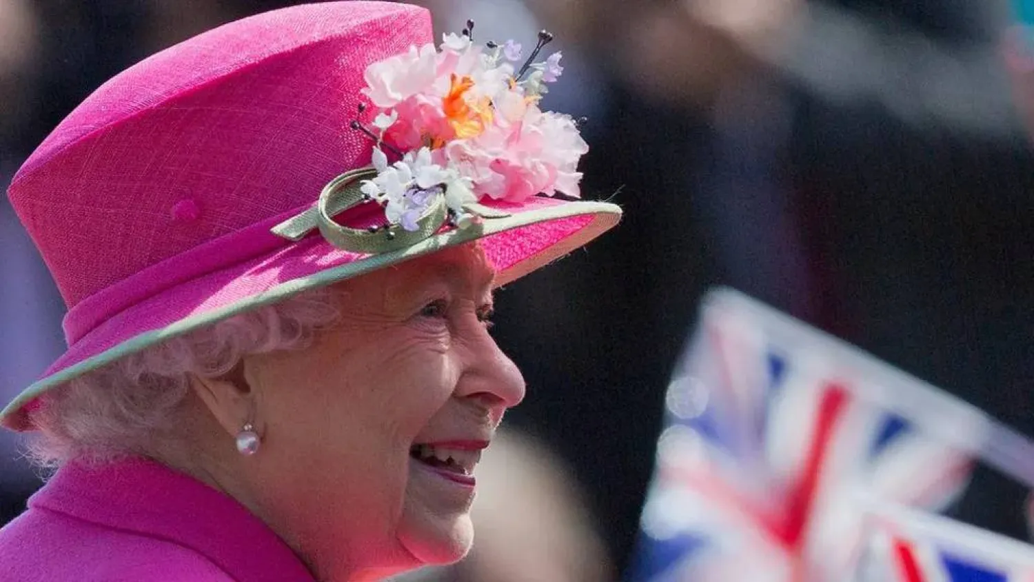 أعلن الملك تشارلز أن سيرة والدته الذاتية باتت قيد الإعداد (أ.ف.ب)