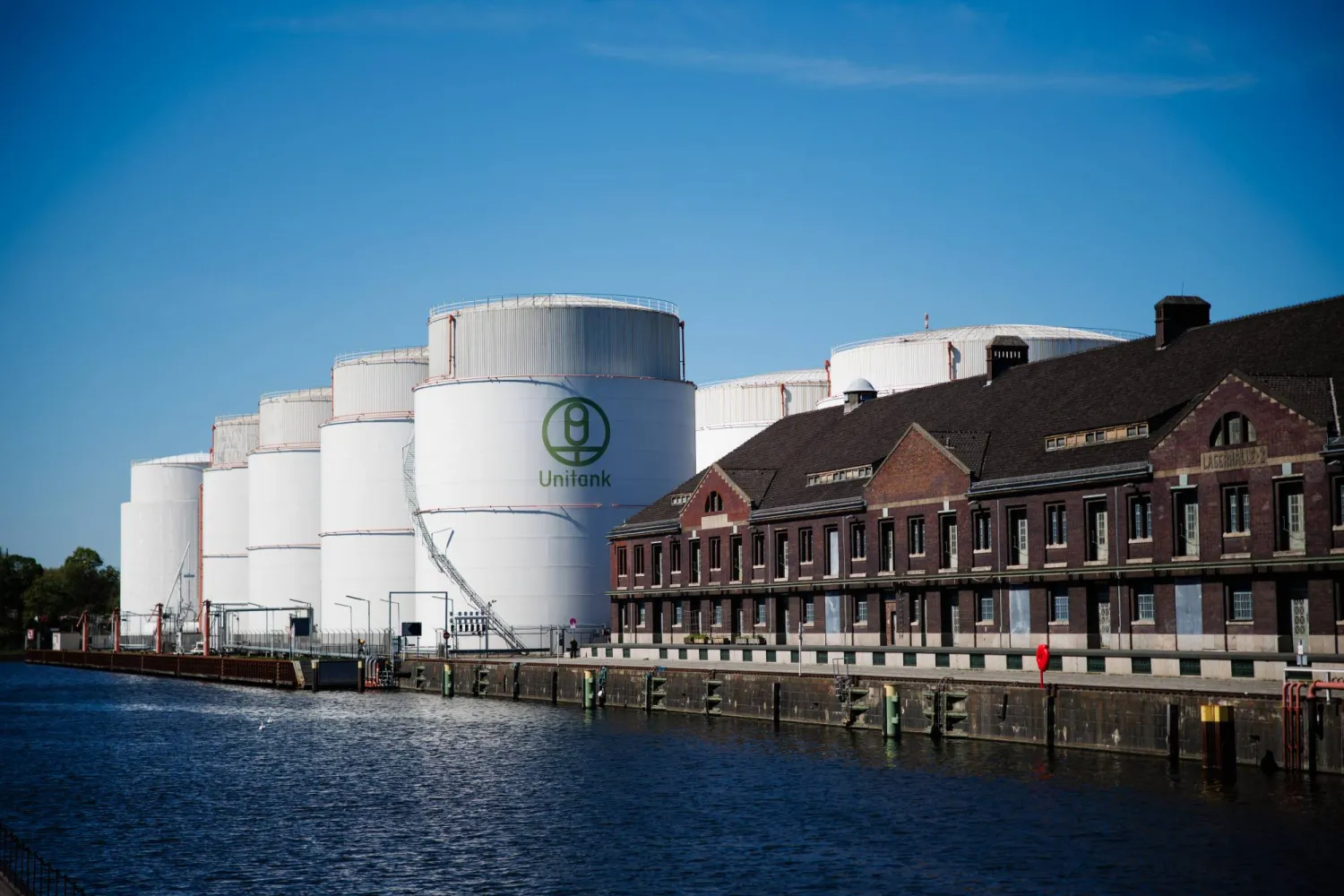 مرافق تخزين النفط التابعة لشركة «يونيتانك» الألمانية للخدمات اللوجستية للنفط (إ.ب.أ)