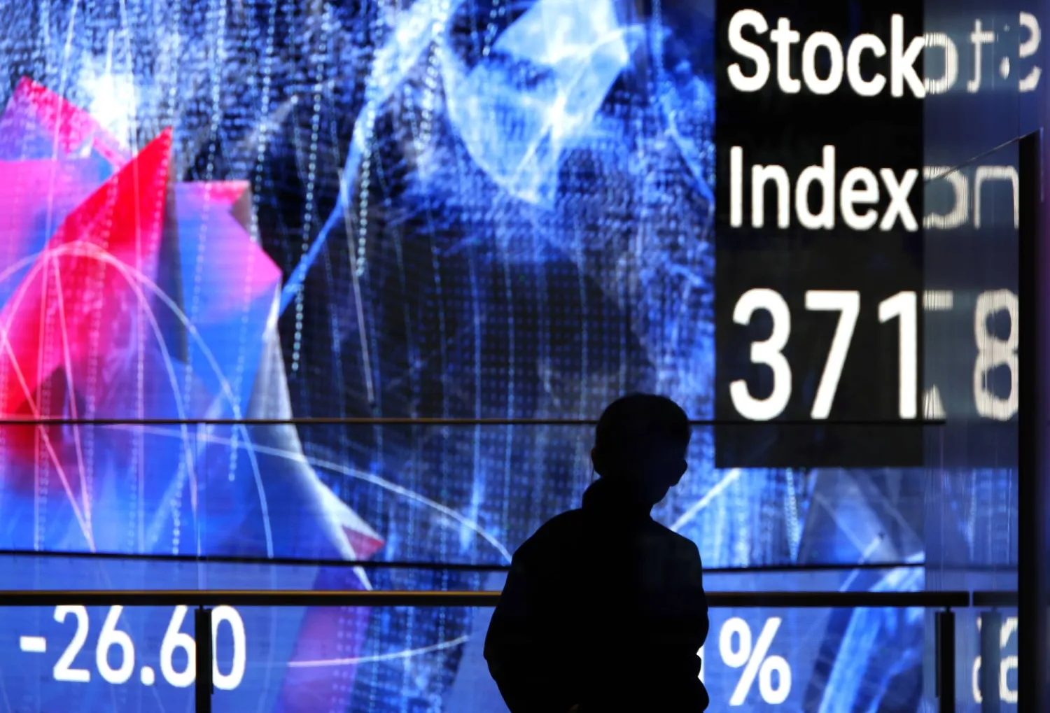 رجل يقف أمام لوحة مؤشرات سوق الأسهم في طوكيو (إ.ب.أ)