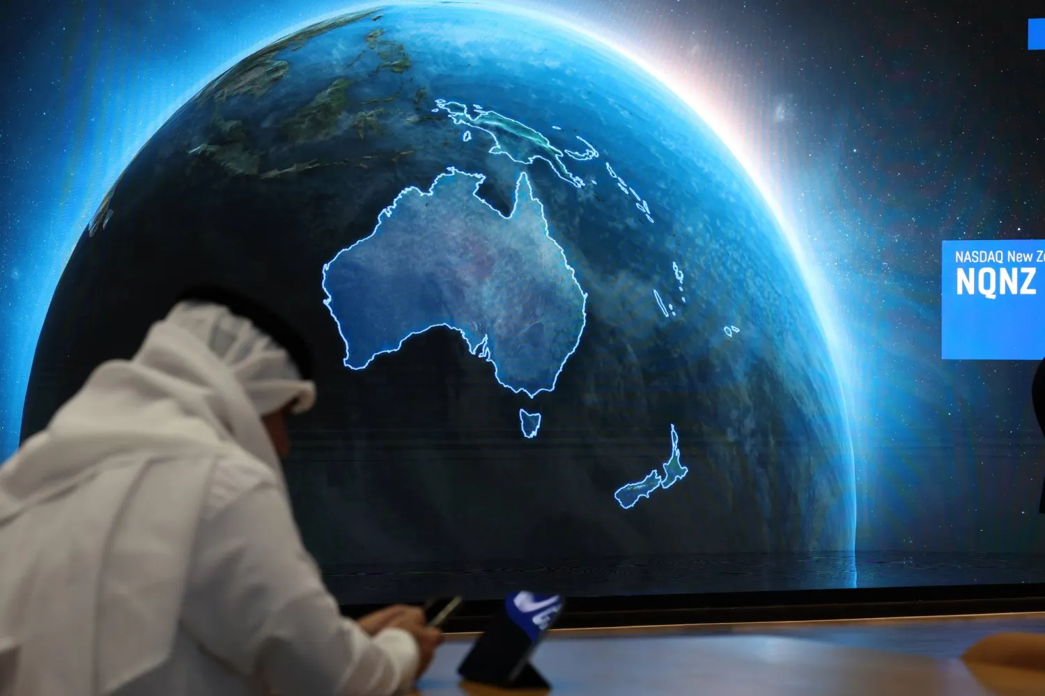 أحد المتداولين يعمل في سوق دبي المالي في دبي (د.ب.إ)