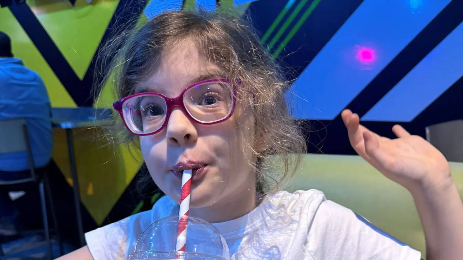 الطفلة التي تدعى سافي ساندفورد بعد استعادة بصرها (صورة نشرها مستشفى غريت أورموند ستريت الذي قدم لها العلاج)