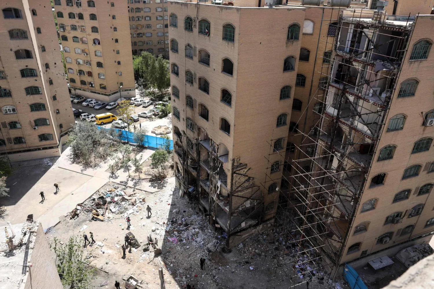 مبنى تعرض لغارات جوية أميركية إسرائيلية قبل أيام من دخول وقف إطلاق النار بين إيران والولايات المتحدة حيز التنفيذ بجنوب طهران (أ.ف.ب)