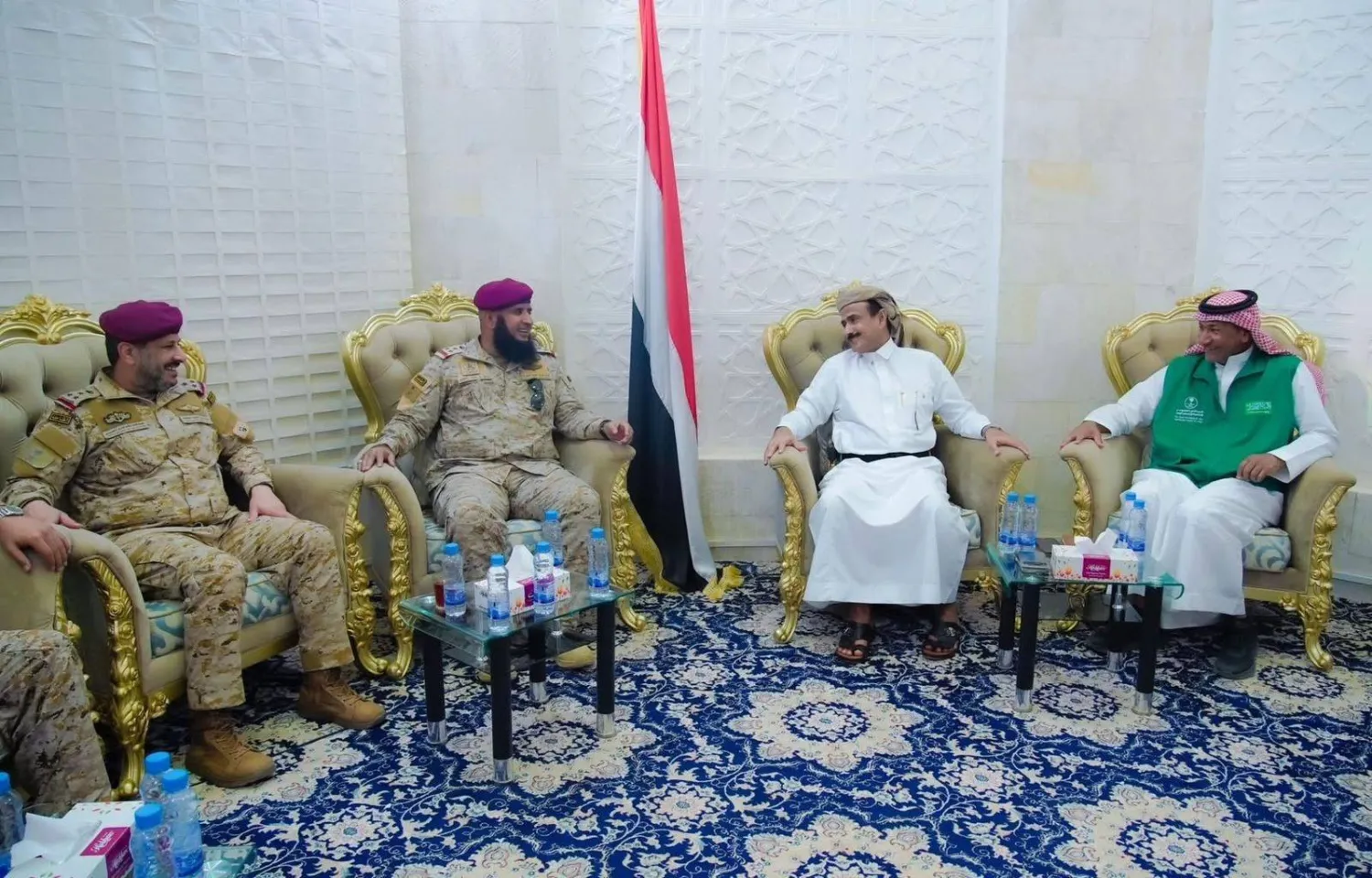 محافظ شبوة عوض بن الوزير خلال استقباله مسؤولي التحالف والبرنامج السعودي مؤخراً (السلطة المحلية)