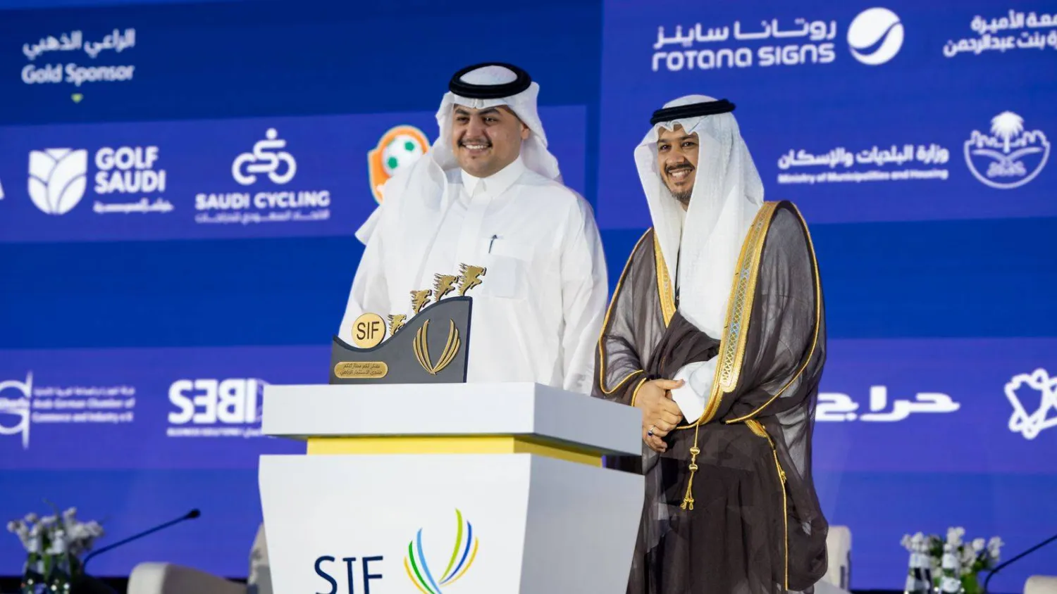 الحدث شهد أيضاً تكريم شركة «نجوم السلام للاستثمار والتطوير العقاري» (الشرق الأوسط)