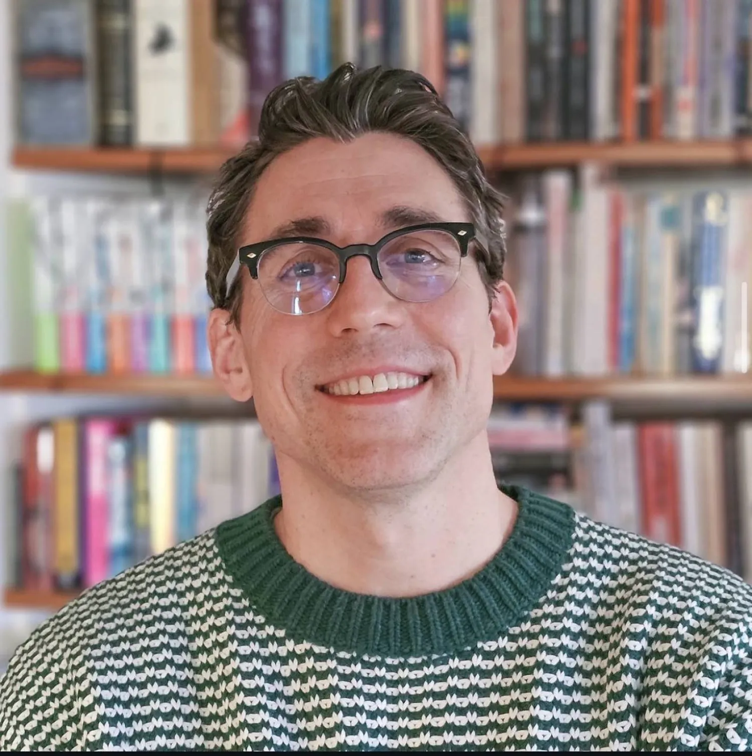 مؤلف كتاب ما لا يقال في المؤتمرات الصحافية (حساب تيم بيرسيفال على منصة «إنستغرام»)