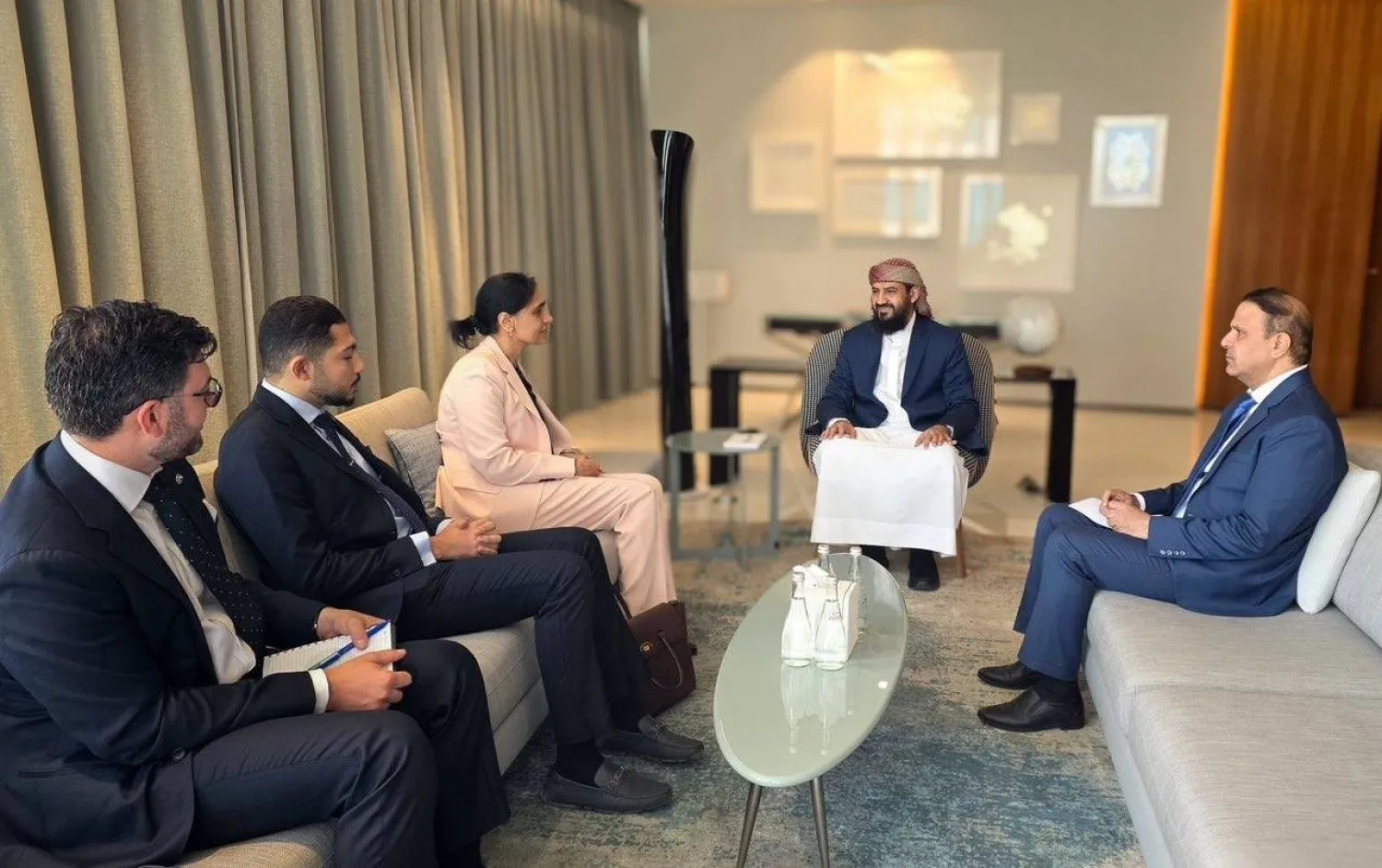 عضو مجلس القيادة الرئاسي اليمني عبد الرحمن المحرّمي مستقبلاً السفيرة البريطانية (إكس)