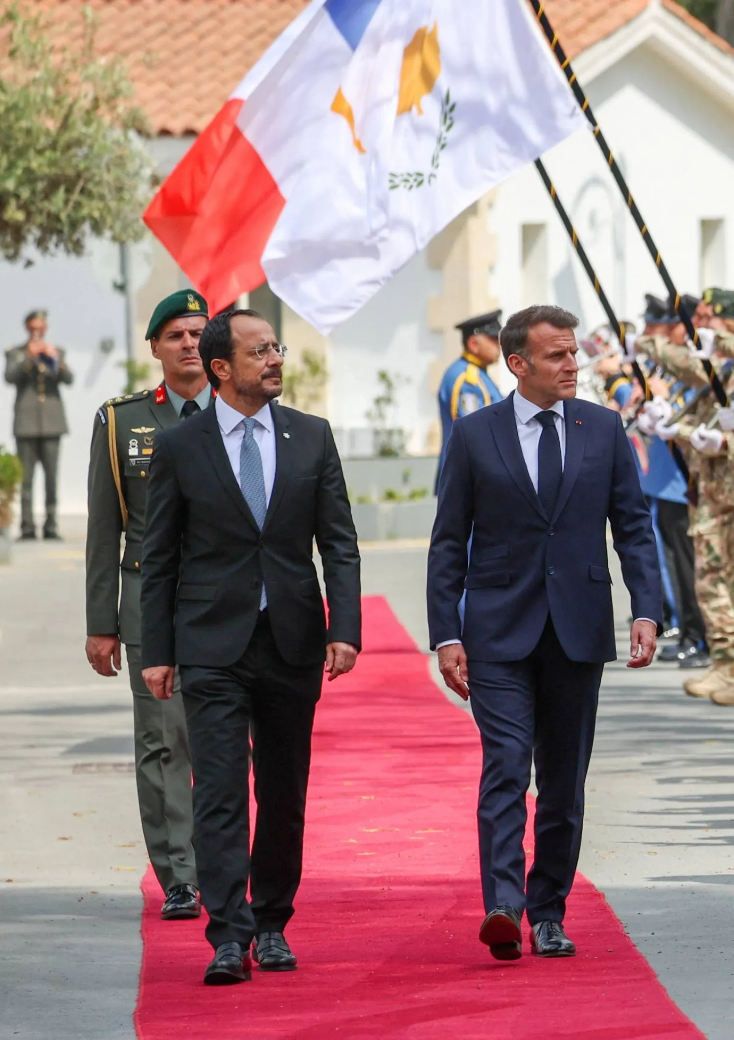 الرئيس الفرنسي ماكرون مع نظيره القبرصي كريستودوليديس في نيقوسيا لحضور القمة غير الرسمية التي ستصدِّق على قرض لأوكرانيا (رويترز)