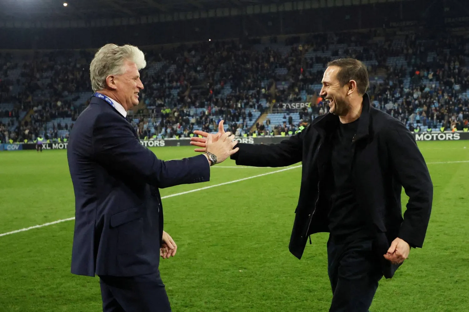 دوج كين رئيس نادي كوفنتري سيتي مع لامبارد (رويترز)