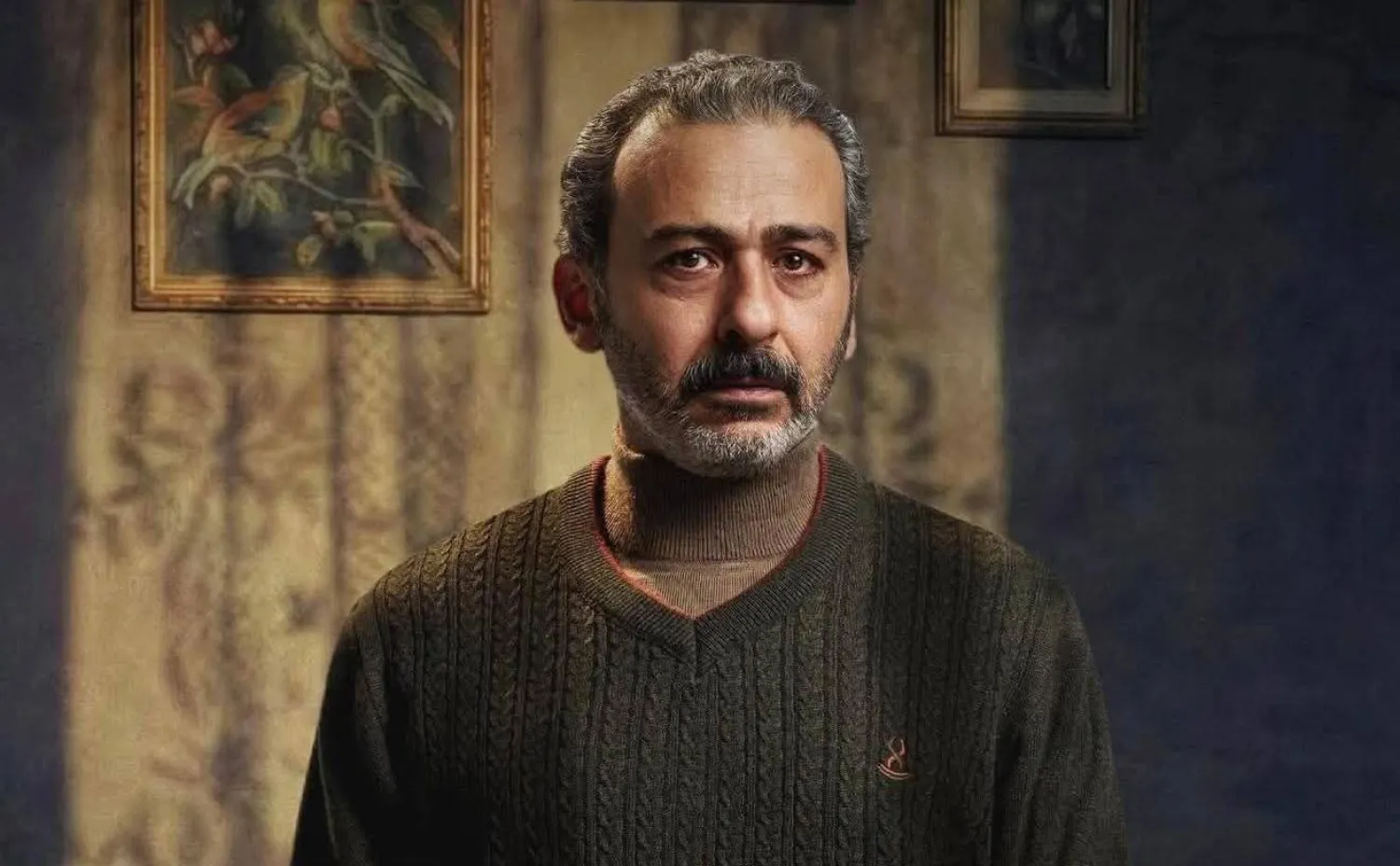 الفنان أحمد عزمي في لقطة من مسلسل «حكاية نرجس» (الشركة المنتجة)