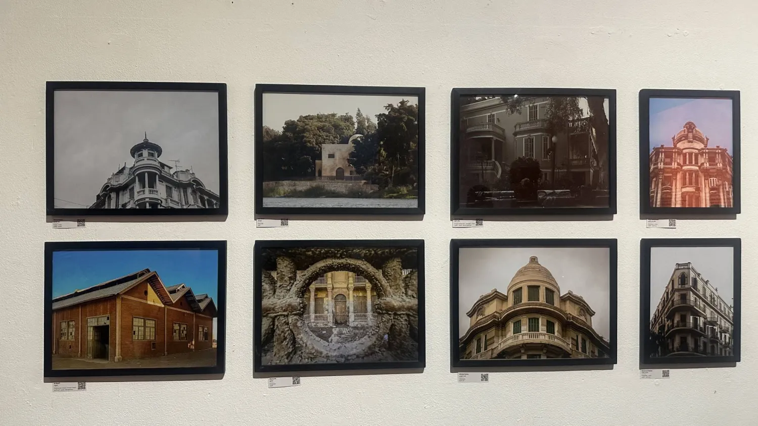 عدد من الصور المشاركة في معرض «حكايات المكان» (الشرق الأوسط)