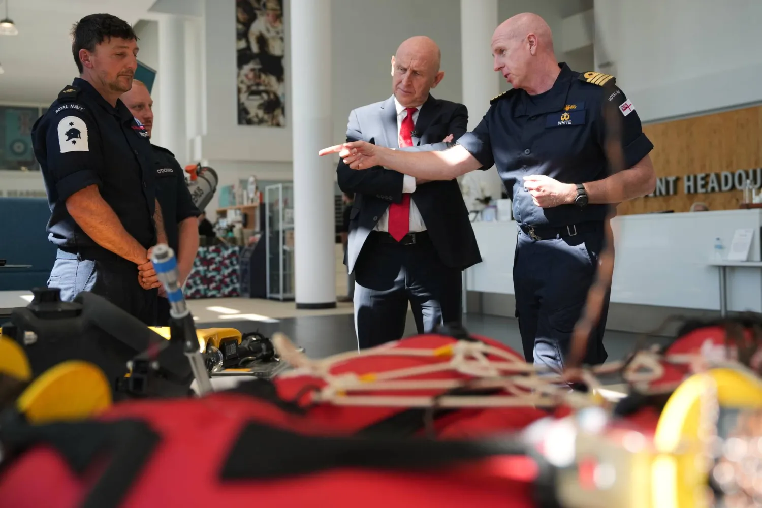 وزير الدفاع البريطاني جون هيلي يتفقَّد قدرات إزالة الألغام خلال اجتماع عسكري في نورثوود يوم 23 أبريل (أ.ب)