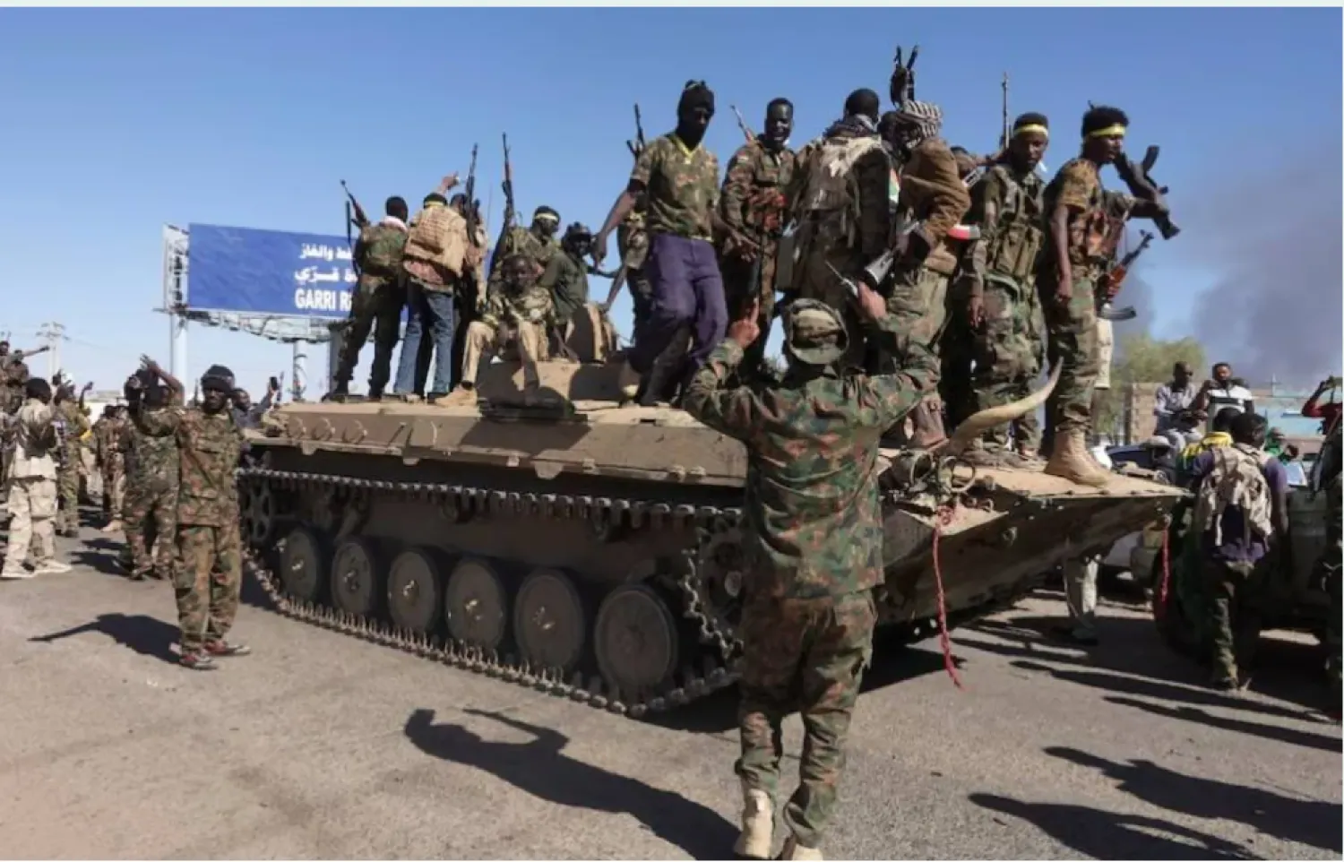 عناصر من الجيش السوداني يحتفلون بعد تحرير مصفاة نفط في شمال ضاحية الخرطوم بحري 25 يناير 2025 (رويترز)