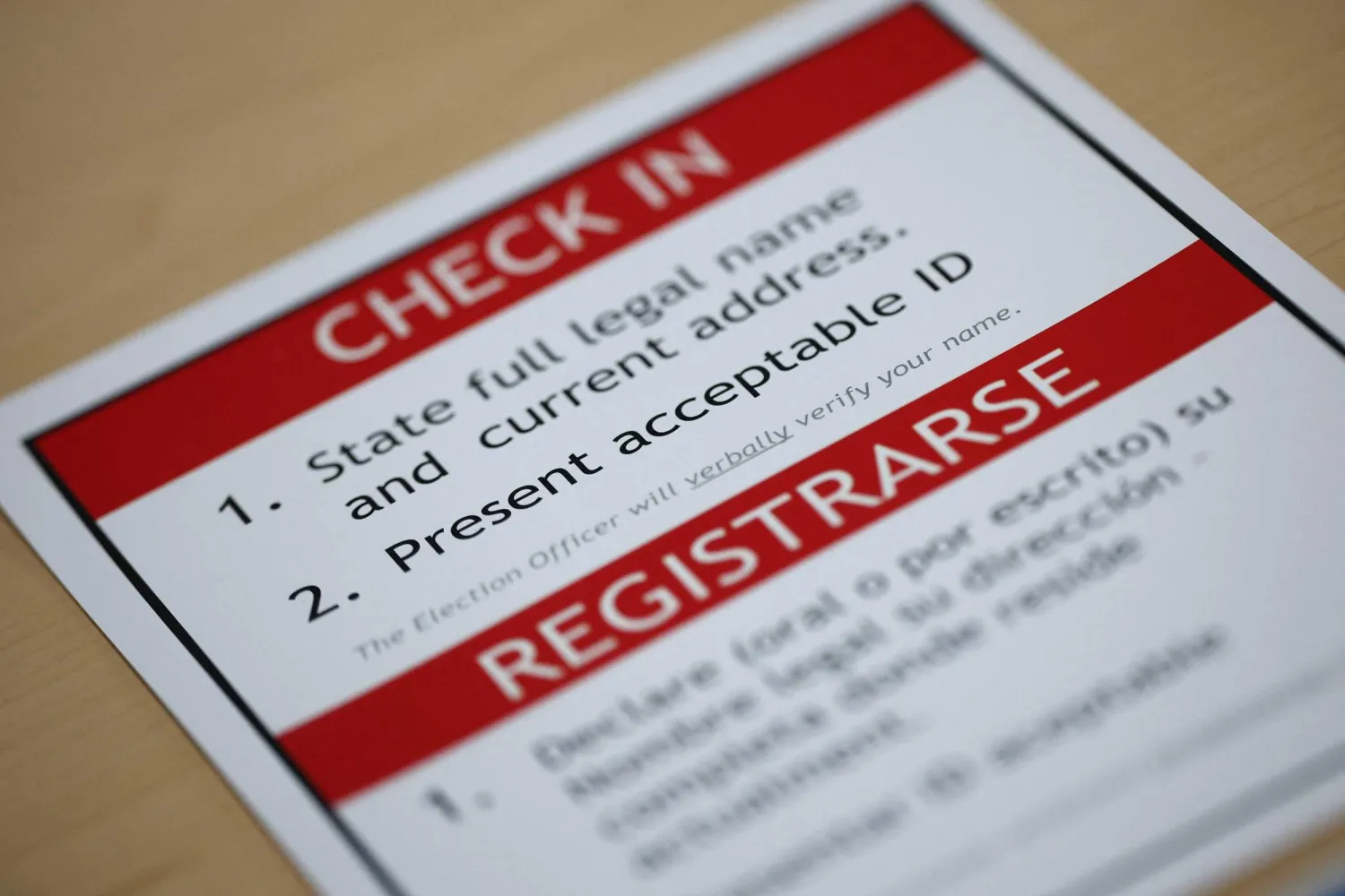 من إجراءات تسجيل الناخبين خلال عملية الاقتراع في أرلينغتون بولاية فرجينيا (أ.ف.ب)