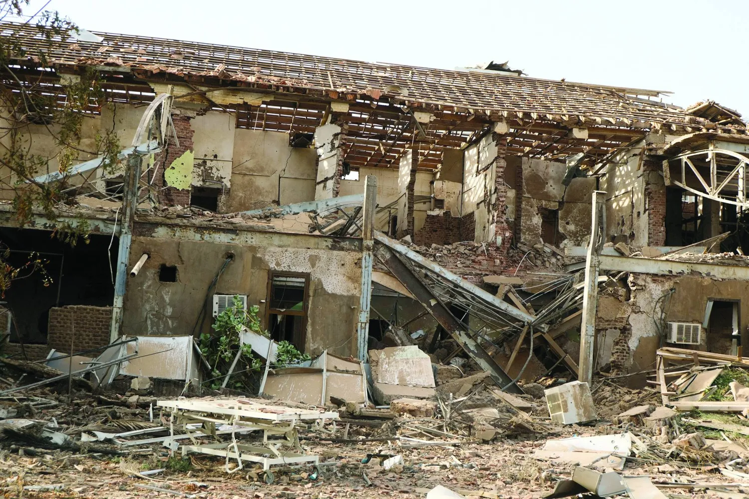 جانب من الدمار الذي أصاب العاصمة السودانية الخرطوم جراء الحرب (أرشيفية - رويترز)