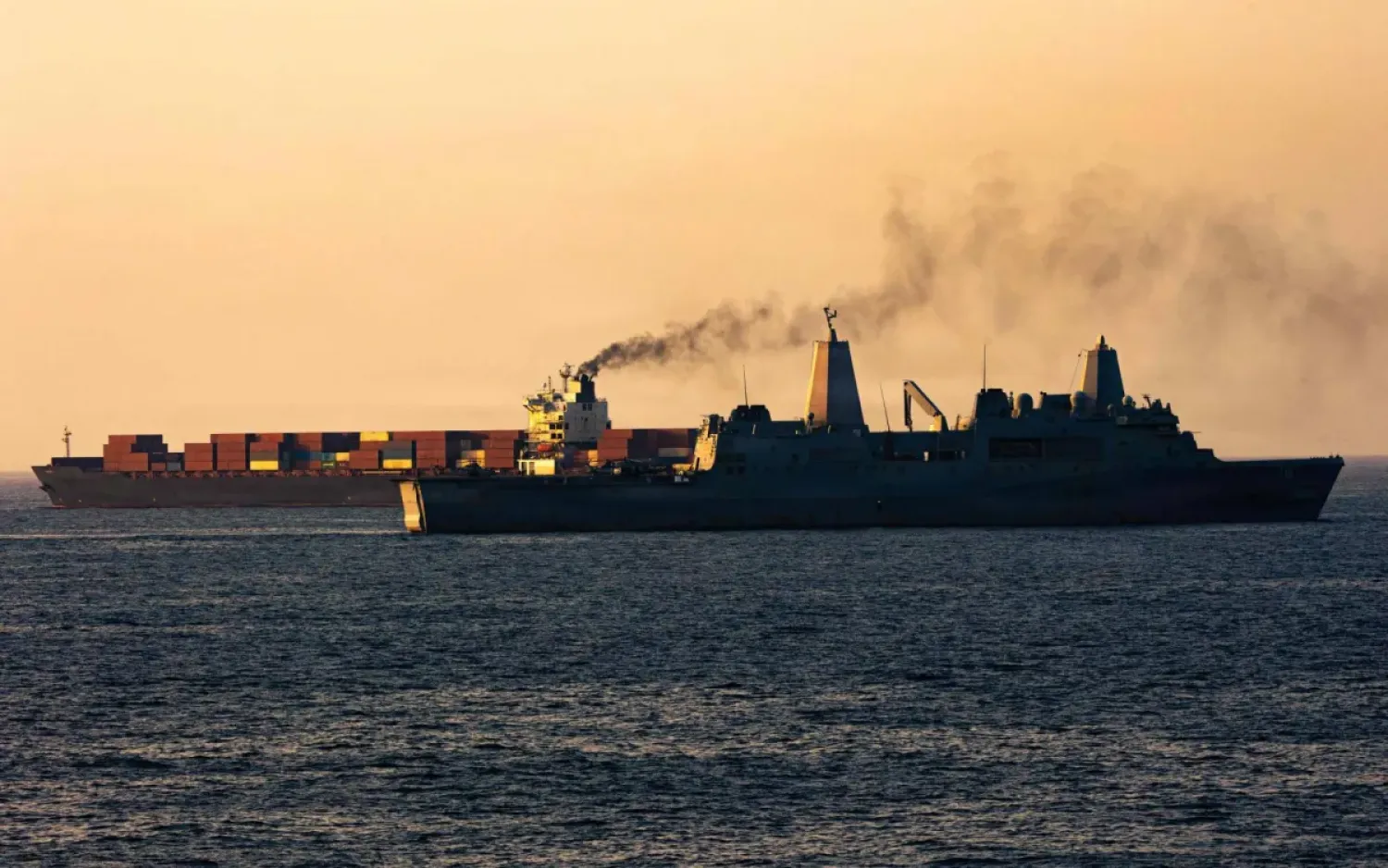 Lübnan Ateşkesi’nin uzatıldığını açıklayan Trump Hürmüz’de baskıyı artırıyor