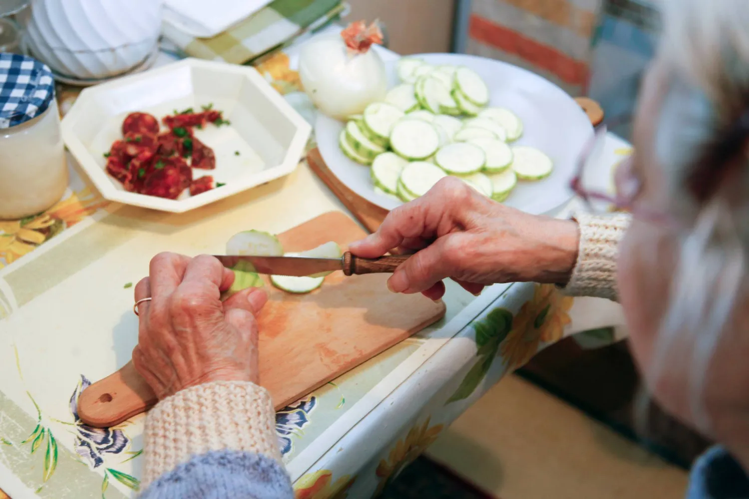 الطبخ المنزلي... وقاية من الخرف لدى كبار السن