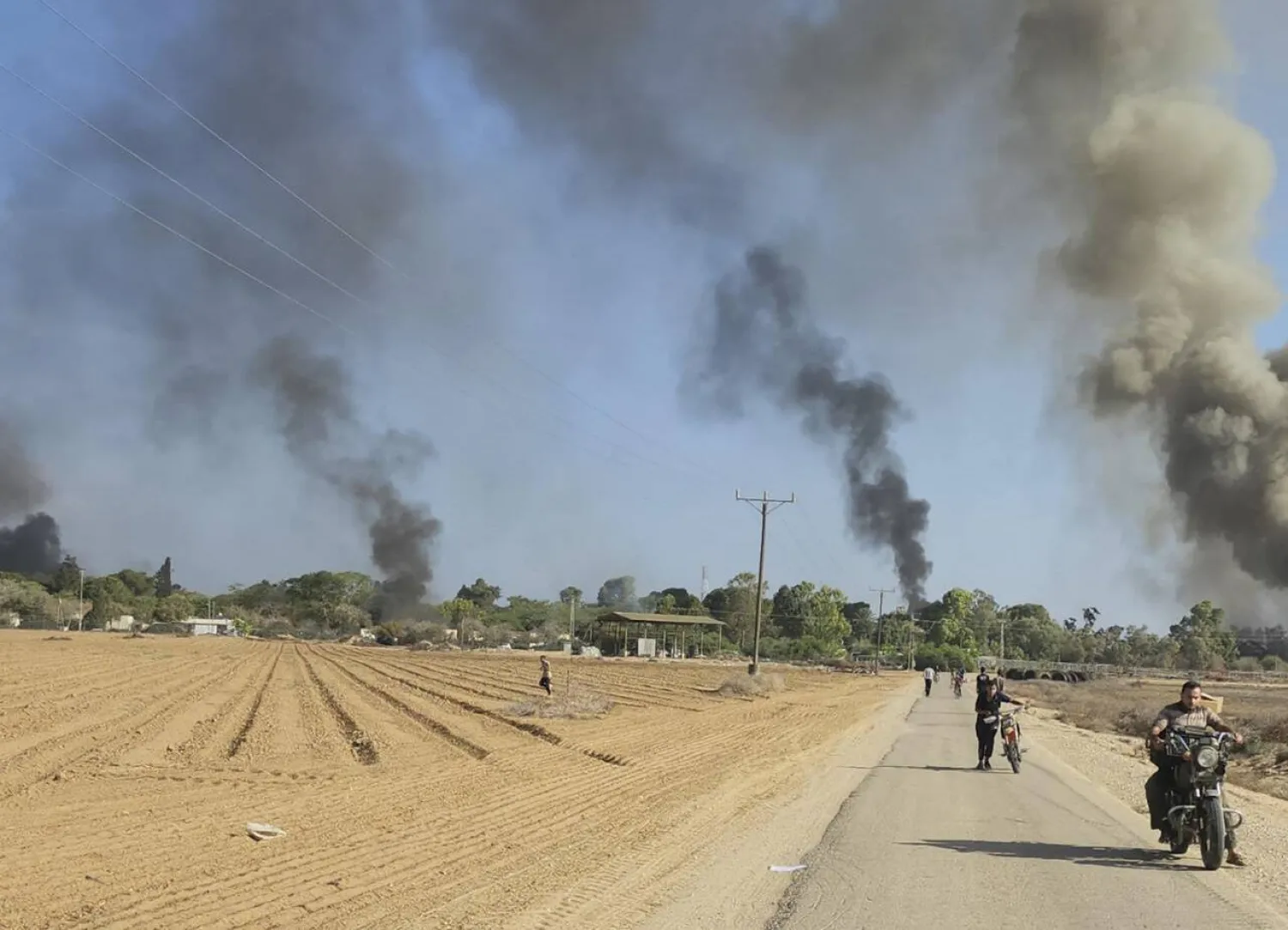 مقاتلون فلسطينيون خلال الهجوم على جنوب إسرائيل في السابع من أكتوبر 2023 (أ.ب)