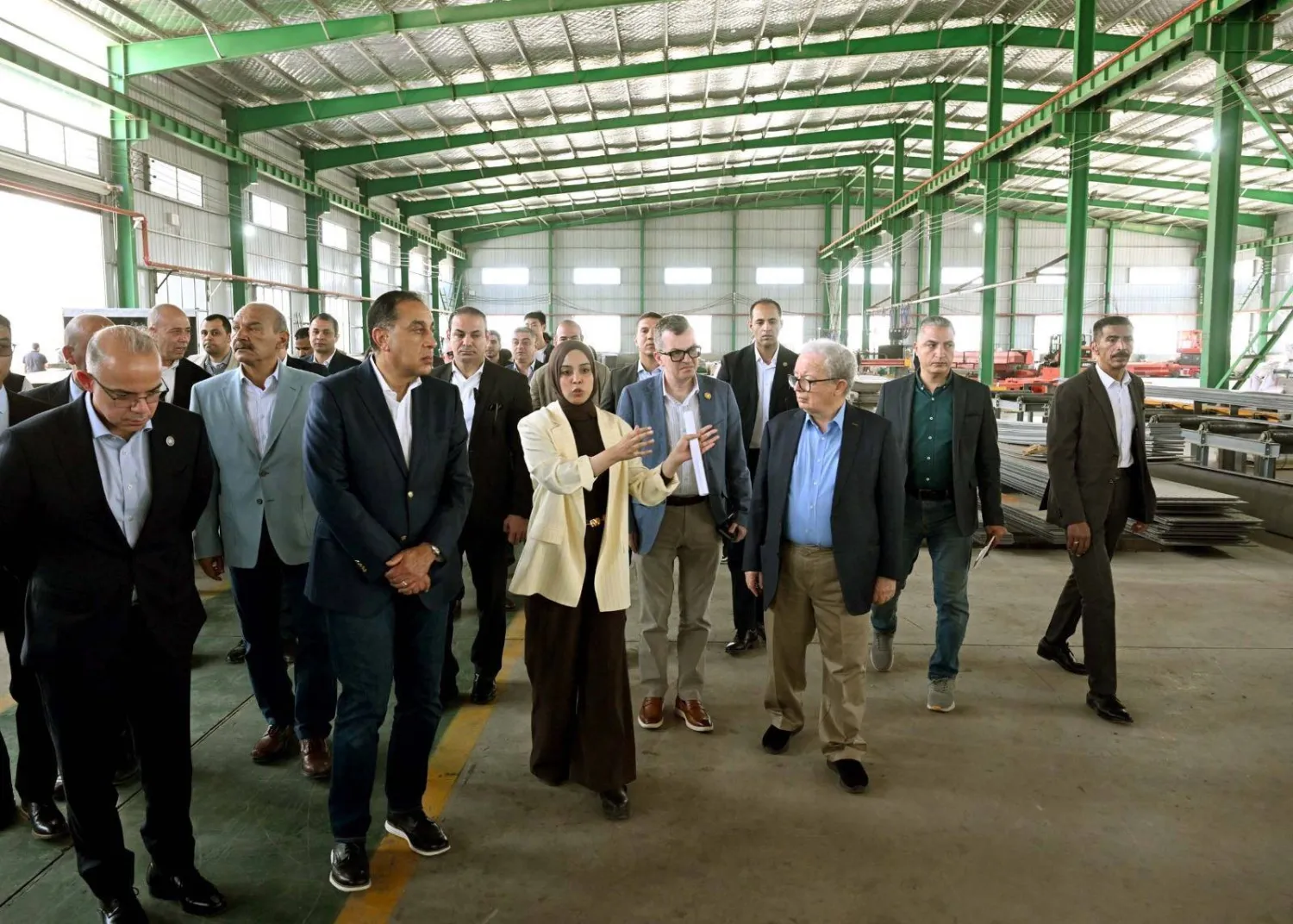 رئيس الوزراء المصري خلال افتتاح أحد المشروعات الصناعية بالمنطقة الاقتصادية لقناة السويس يوم الخميس (مجلس الوزراء)