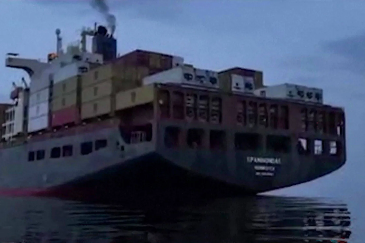 صورة لسفينة شحن تحمل حاويات قالت السلطات الإيرانية إنها كانت تحاول عبور مضيق هرمز (أ.ف.ب)