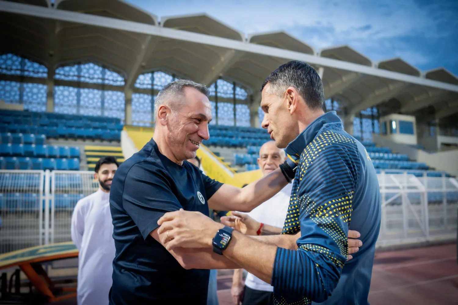 دونيس يلتقي المدرب الجديد في ملعب التدريب (نادي الخليج)