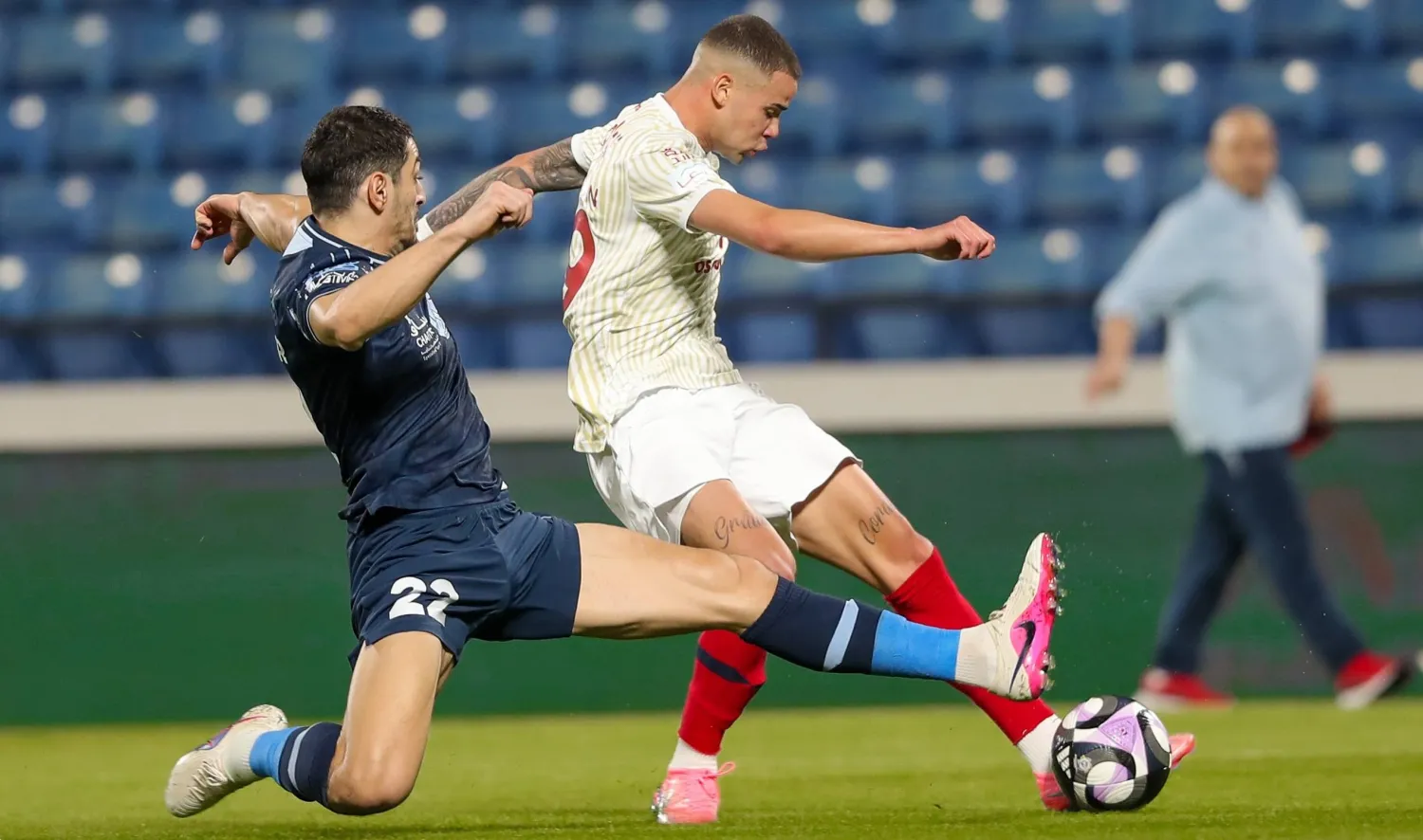 أريسلون لدى تسجيله الهدف الأول لضمك (نادي ضمك)