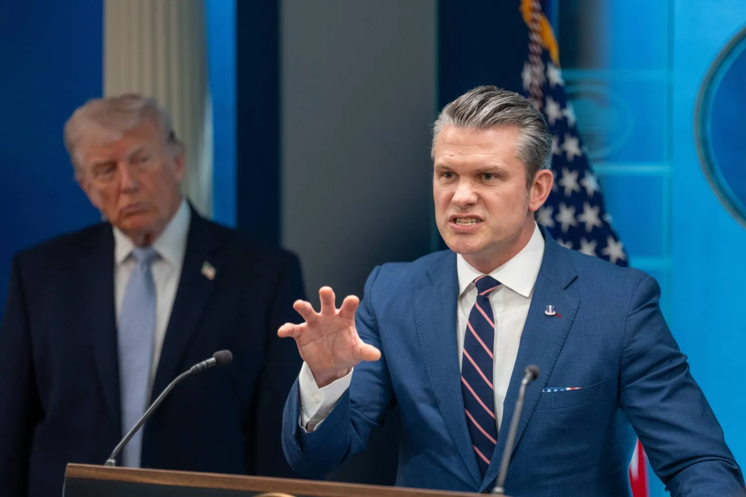 وزير الحرب بيت هيغسيث في مؤتمر صحافي مع ترمب بالبيت الأبيض في 6 أبريل 2026 (د.ب.أ)