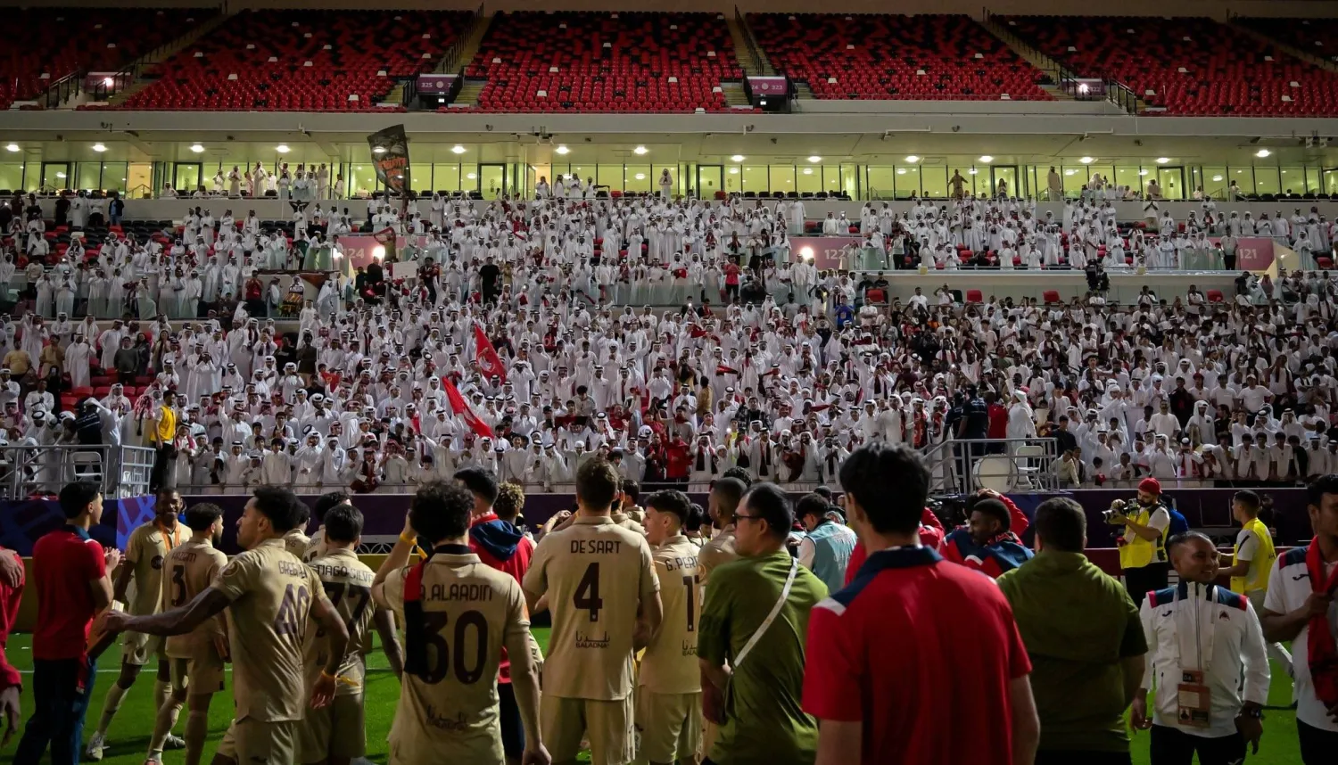لاعبو الريان يحتفلون مع جماهيرهم بعد التتويج باللقب الخليجي (نادي الريان)