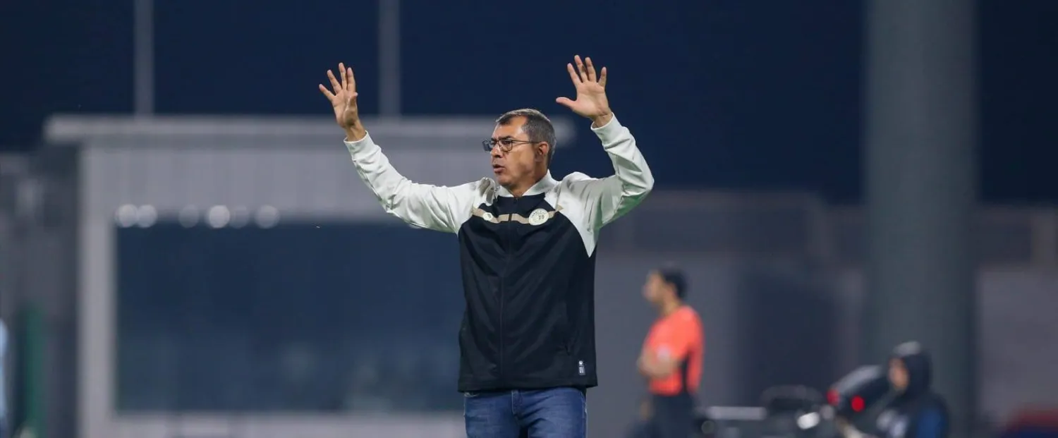 كاريلي يوجه لاعبيه خلال المباراة (موقع نادي ضمك)