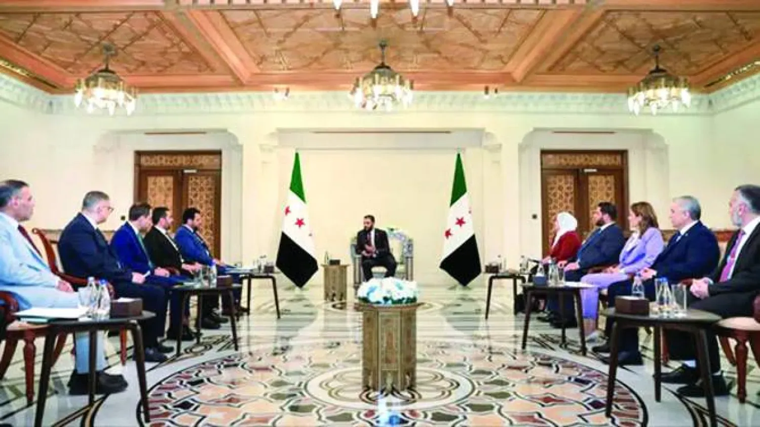 Cumhurbaşkanı Ahmed Al Şara'nın Temmuz 2025'te Halk Meclisi seçimleri Yüksek Komitesi üyeleriyle yaptığı görüşme (Suriye Cumhurbaşkanlığı)