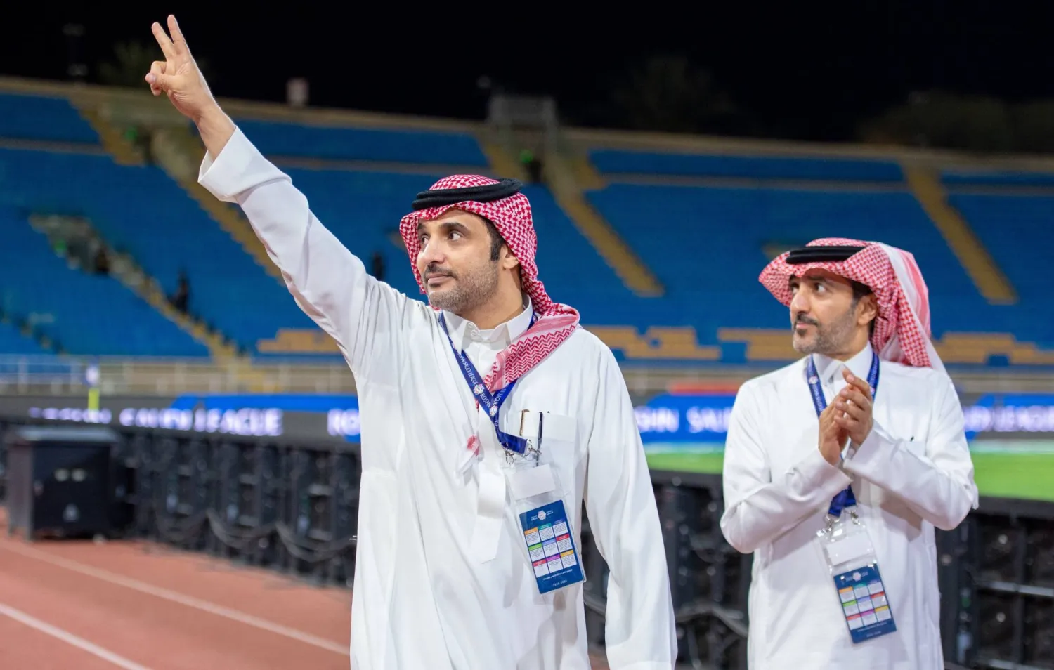 الغنام يحتفل مع الجماهير بعد الفوز على النجمة (نادي التعاون)