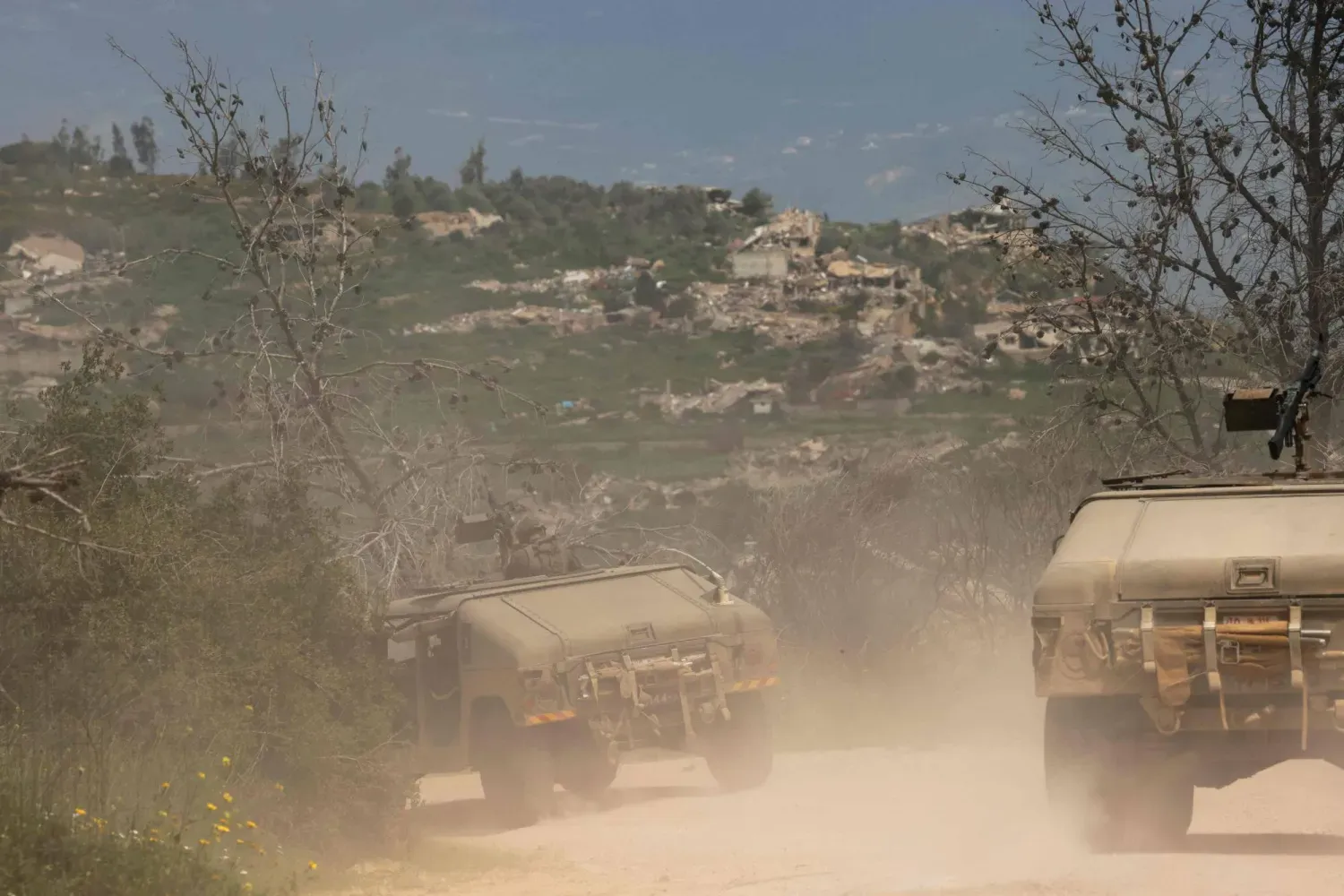 İsrail ordusuna ait bir devriye, güneydeki Lübnan topraklarında (AFP)