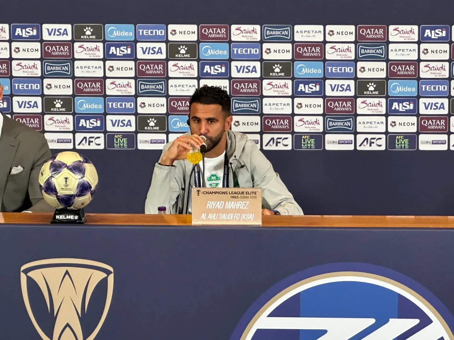 رياض محرز في حديثه بالمؤتمر الصحافي (الشرق الأوسط) 