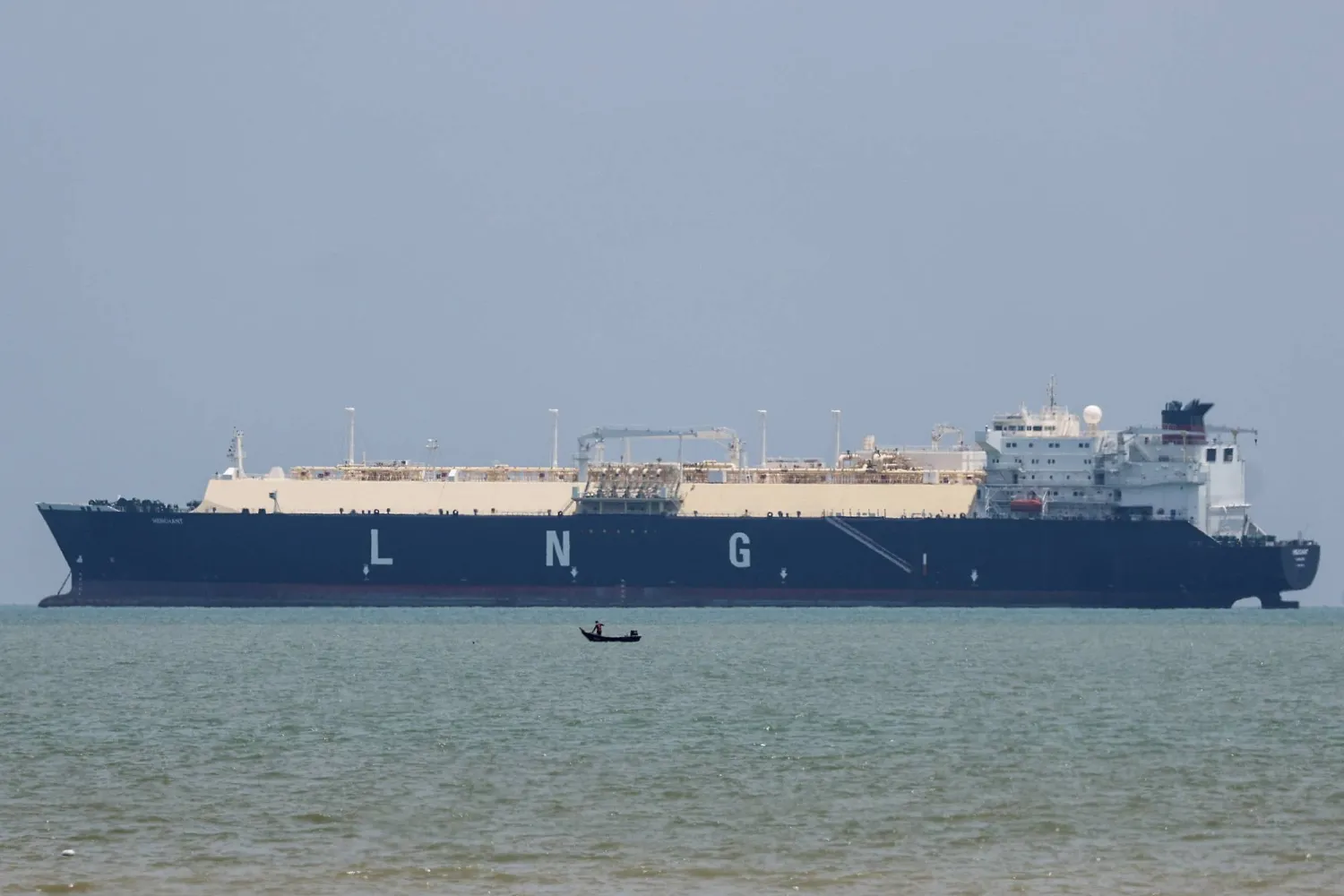 ناقلة الغاز الطبيعي المُسال «ميرشانت» في مضيق ملقا (إ.ب.أ)