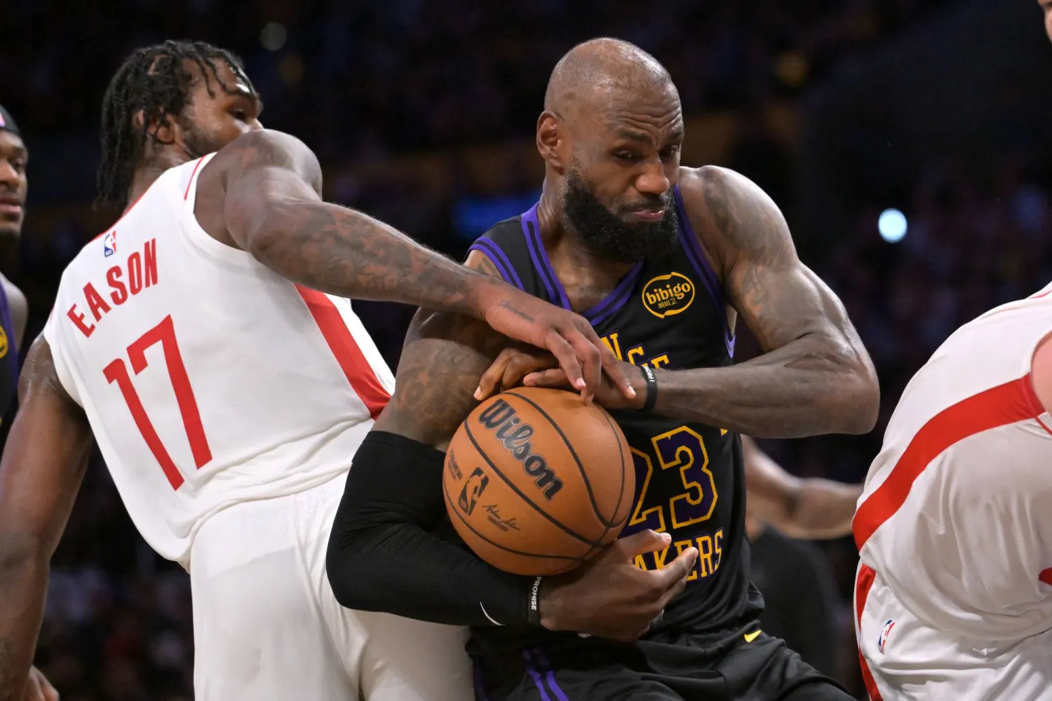 ليبرون جيمس تألق في مواجهة روكتس (رويترز)