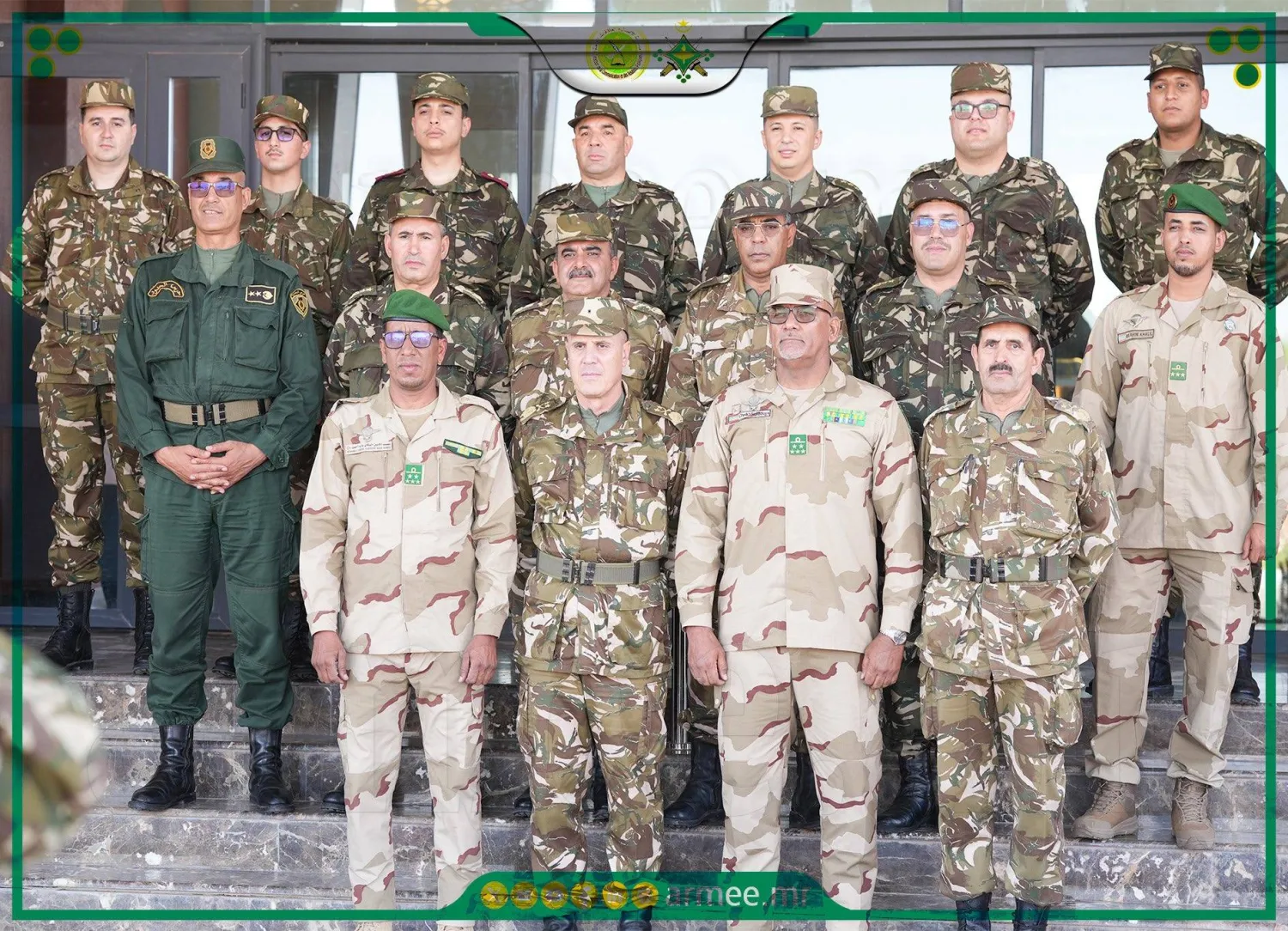 صورة جماعية لمسؤولي البلدين نشرها الجيش الموريتاني من الاجتماع عبر «فيسبوك»