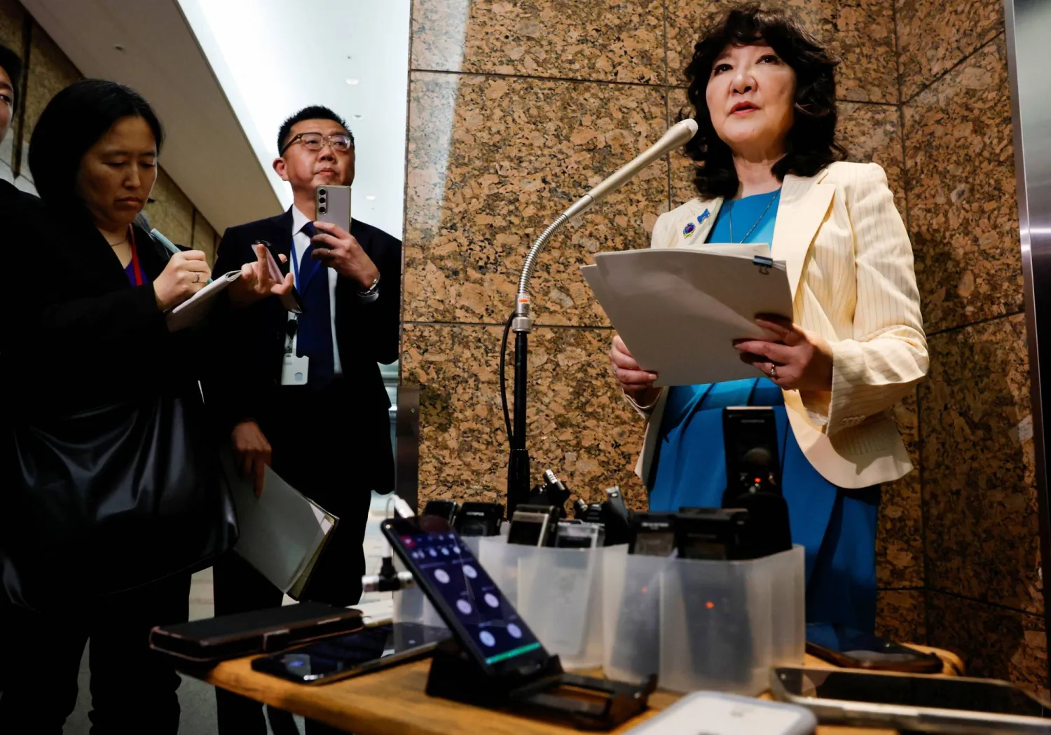 وزيرة المالية اليابانية ساتسوكي كاتاياما في مؤتمر صحافي بالعاصمة طوكيو (رويترز)