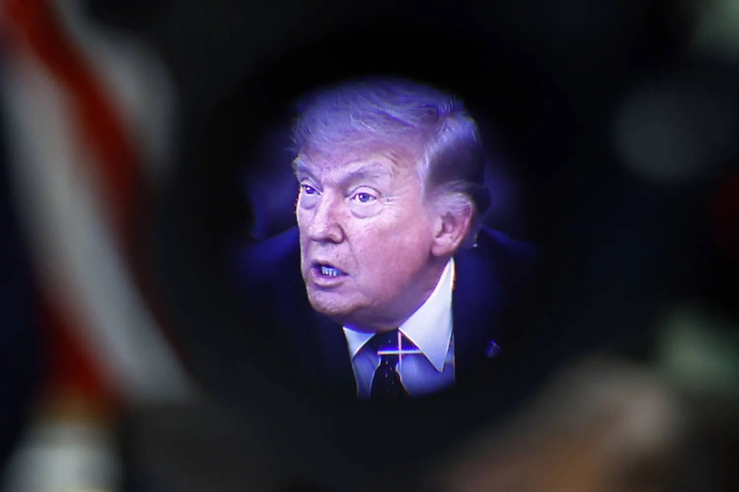 الرئيس الأميركي دونالد ترمب يتحدث إلى وسائل الإعلام في المكتب البيضاوي بواشنطن (إ.ب.أ)