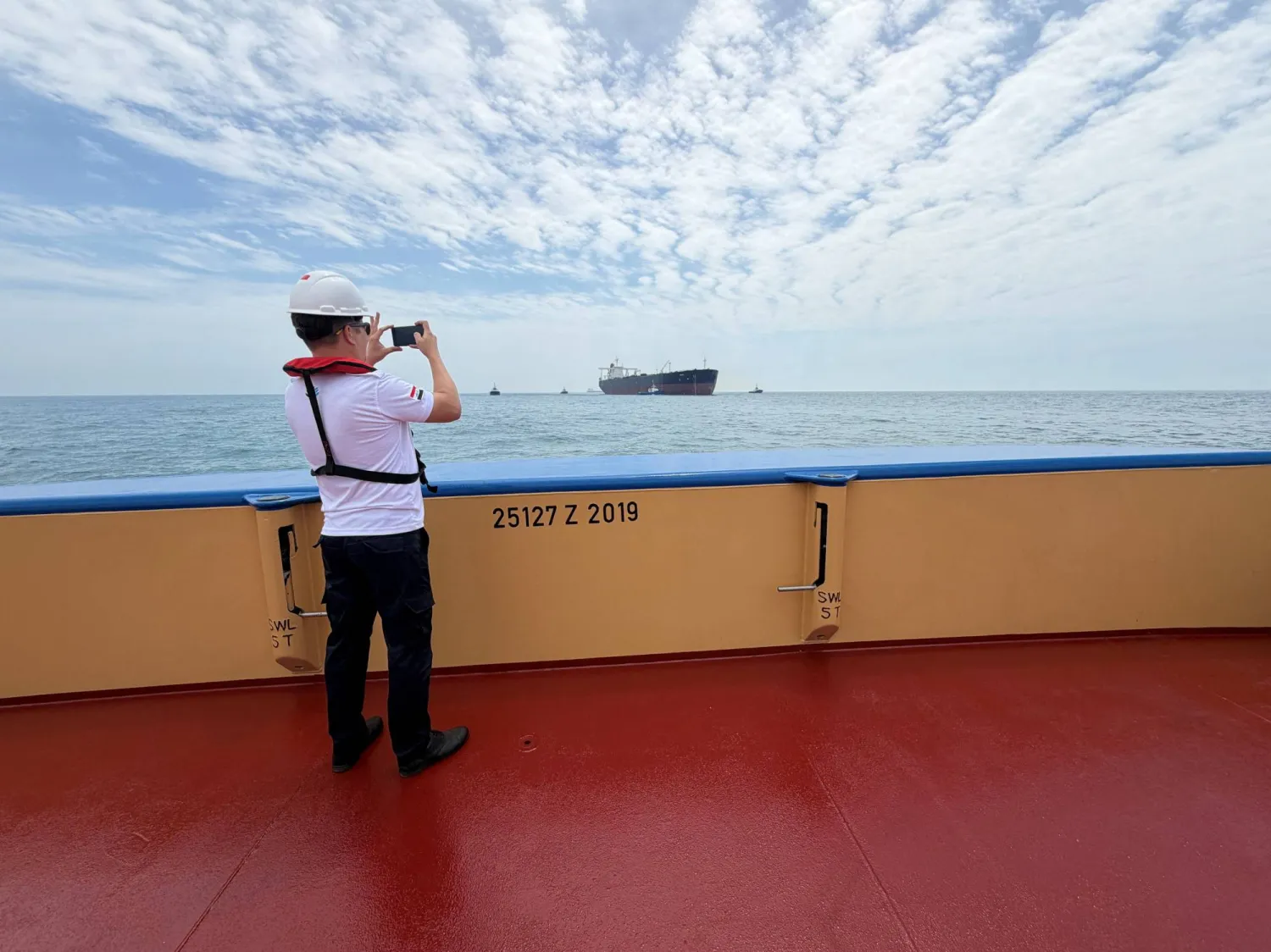 بحار يراقب ناقلة بترول شمال الخليج العربي بالقرب من الشواطئ العراقية (رويترز)