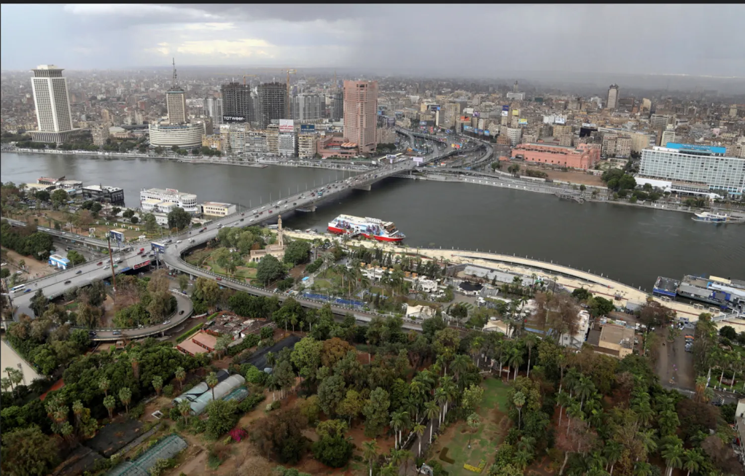 منظر عام للمباني والأهرامات الكبرى في القاهرة (رويترز)
