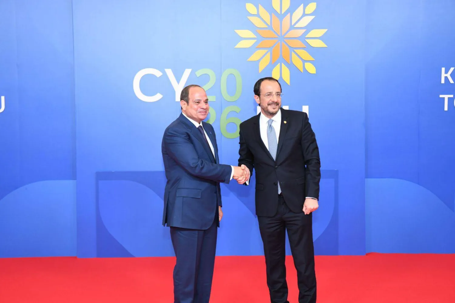 الرئيس المصري عبد الفتاح السيسي ونظيره القبرصي نيكوس خريستودوليدس على هامش مشاركته في الاجتماع التشاوري العربي - الأوروبي (الرئاسة المصرية)