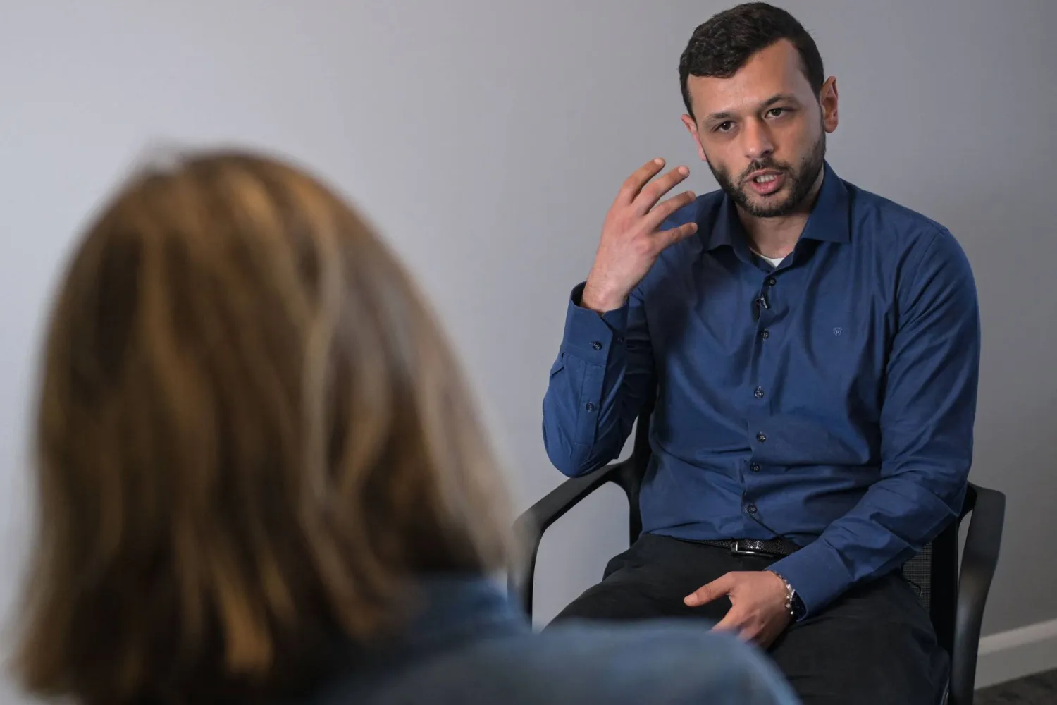 عرب البرغوثي نجل القيادي الفلسطيني مروان البرغوثي خلال مقابلة مع «وكالة الصحافة الفرنسية» (أ.ف.ب)