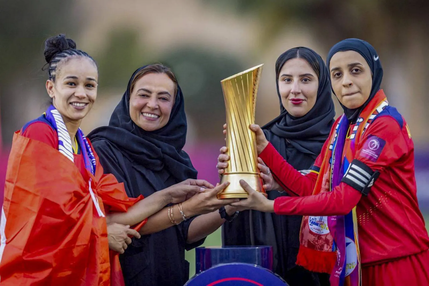 لمياء بن بهيان وعالية الرشيد لحظة تتويج سيدات الترجي باللقب (الشرق الأوسط)